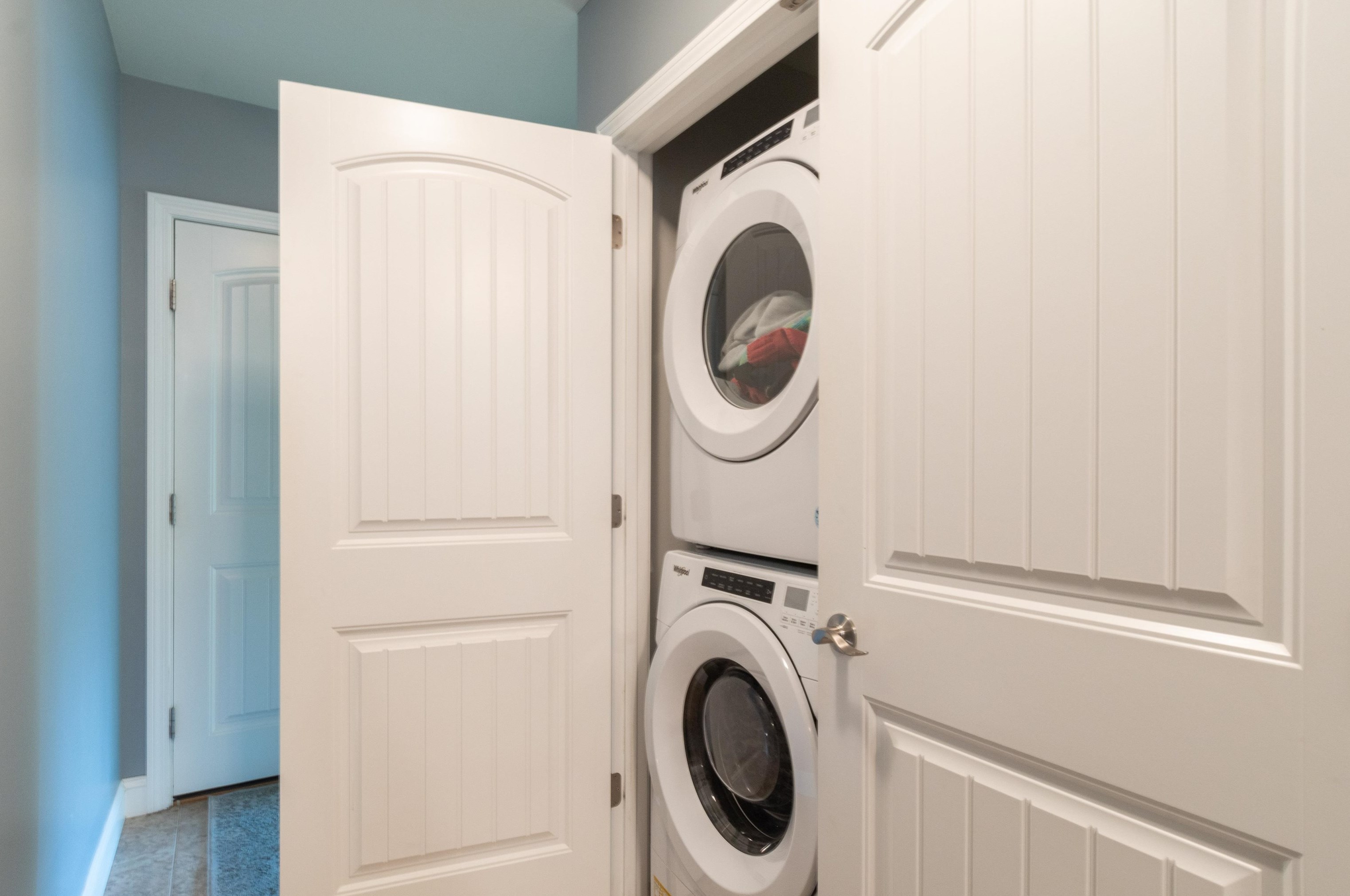 19 Pilgrim Cir, Nashua NH  03063-2827 exterior