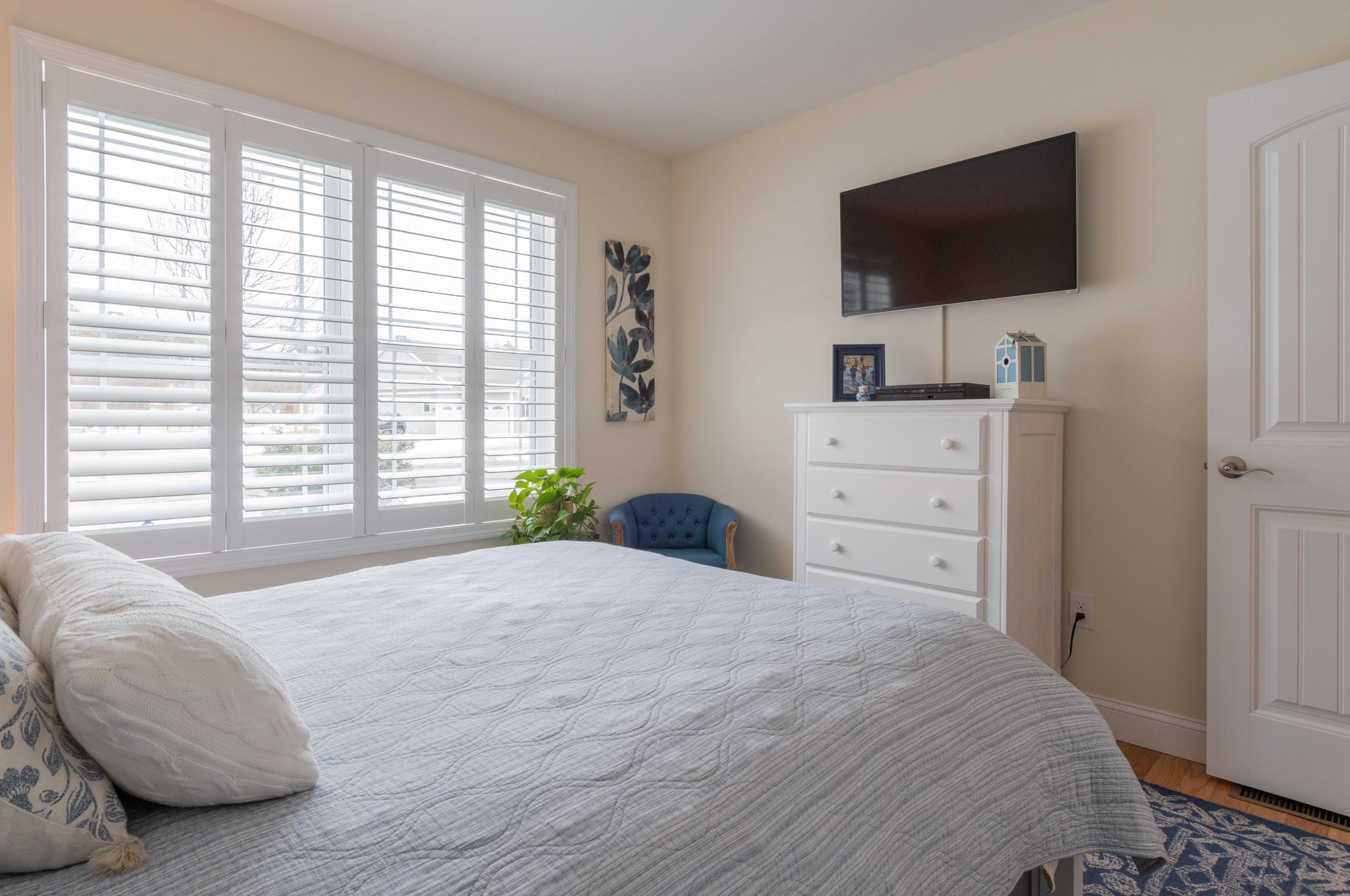 19 Pilgrim Cir, Nashua NH  03063-2827 exterior