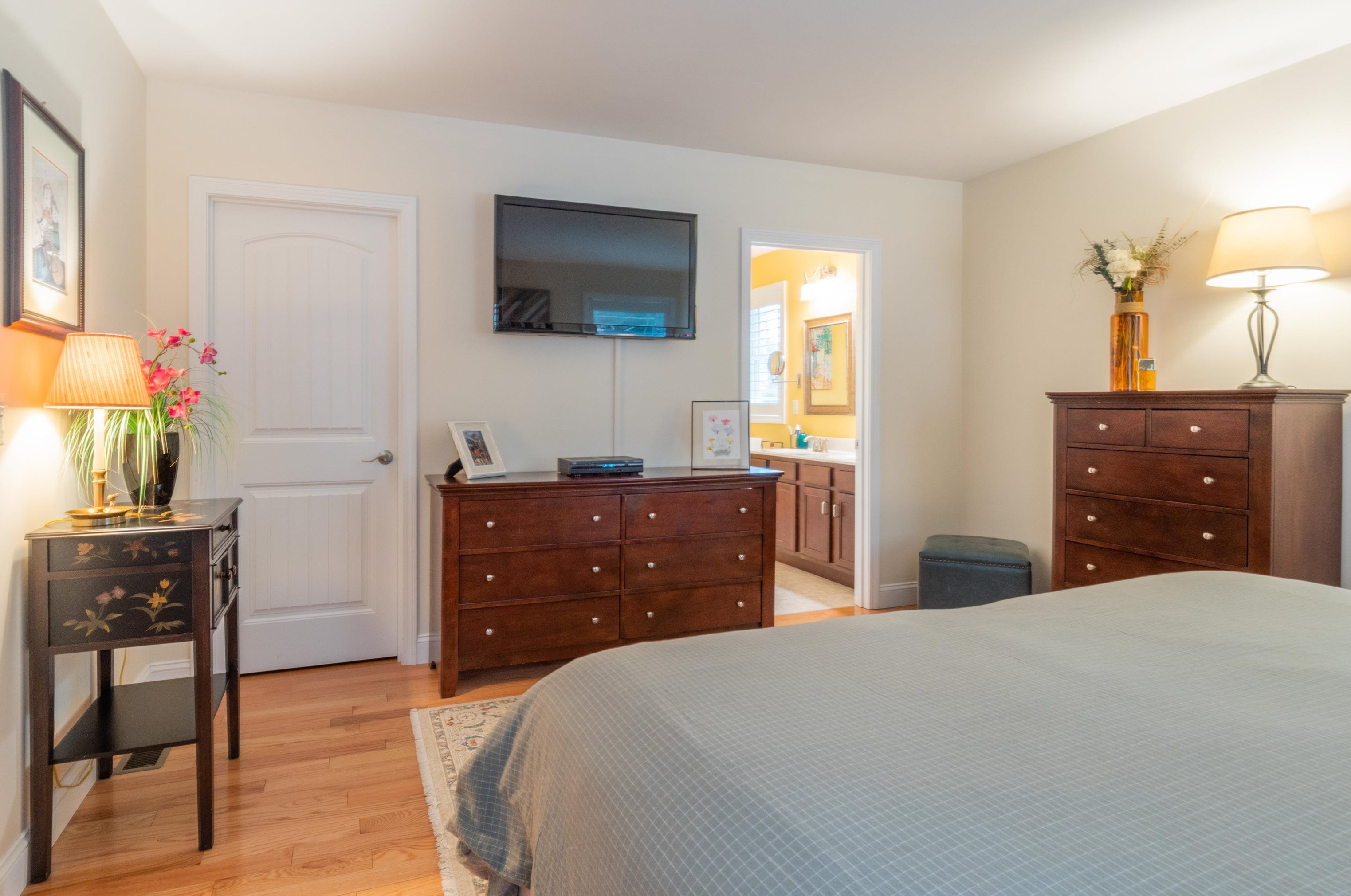 19 Pilgrim Cir, Nashua NH  03063-2827 exterior