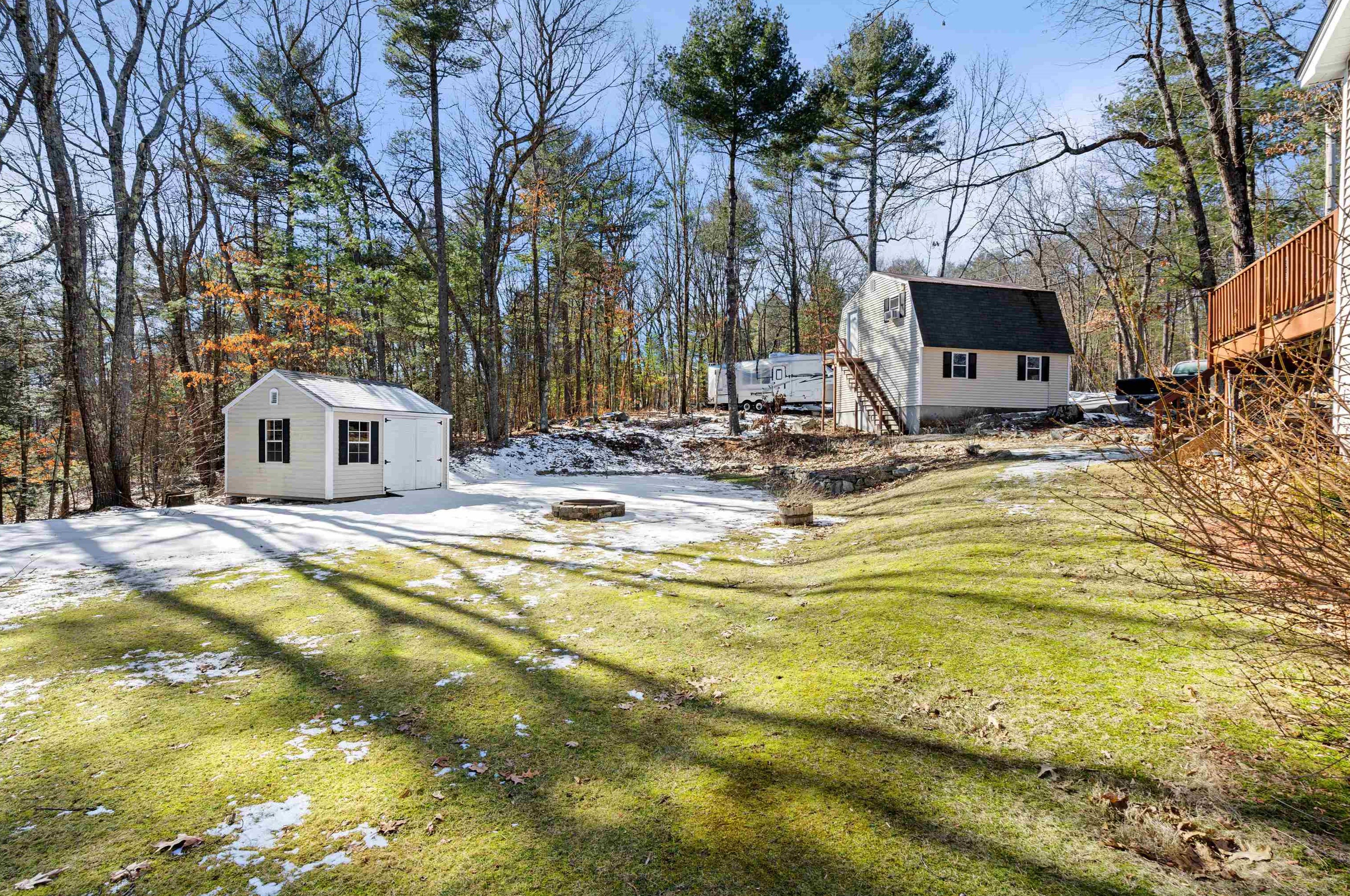 32 Kienia Rd, Hudson NH  03051-3131 exterior