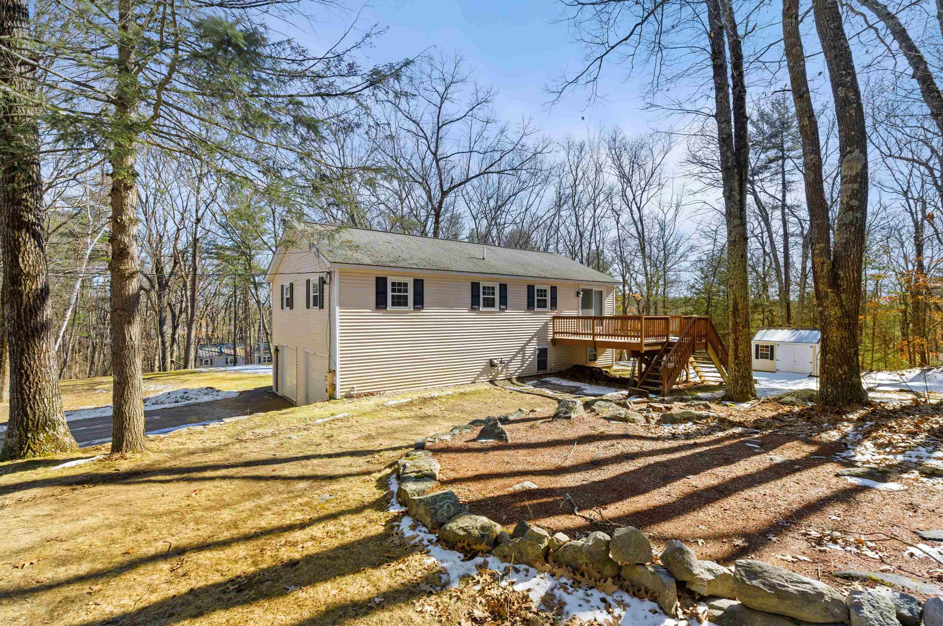 32 Kienia Rd, Hudson NH  03051-3131 exterior