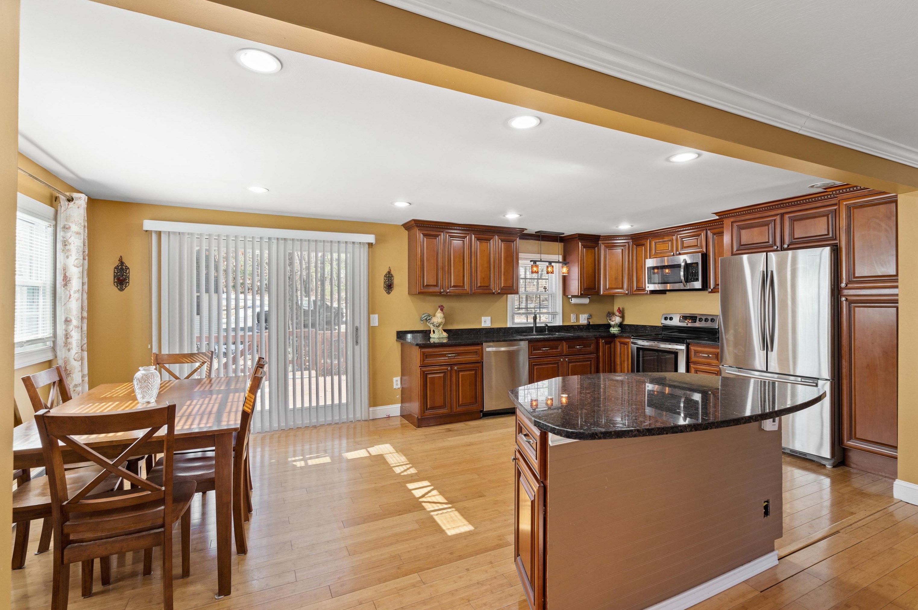 32 Kienia Rd, Hudson NH  03051-3131 exterior