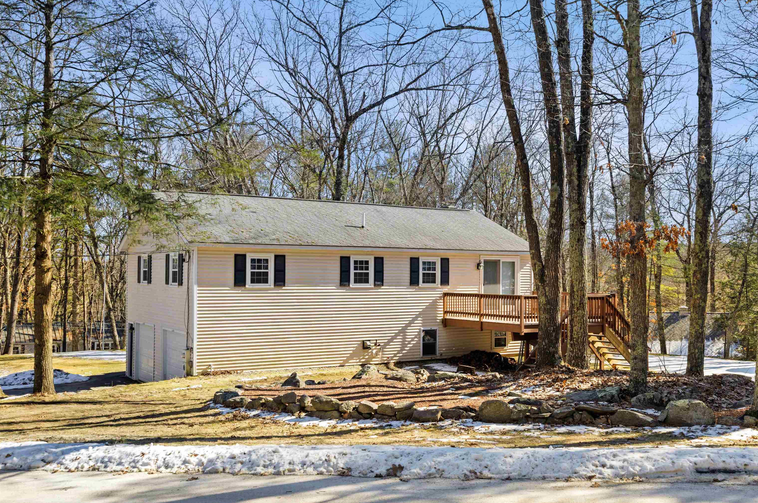 32 Kienia Rd, Hudson NH  03051-3131 exterior
