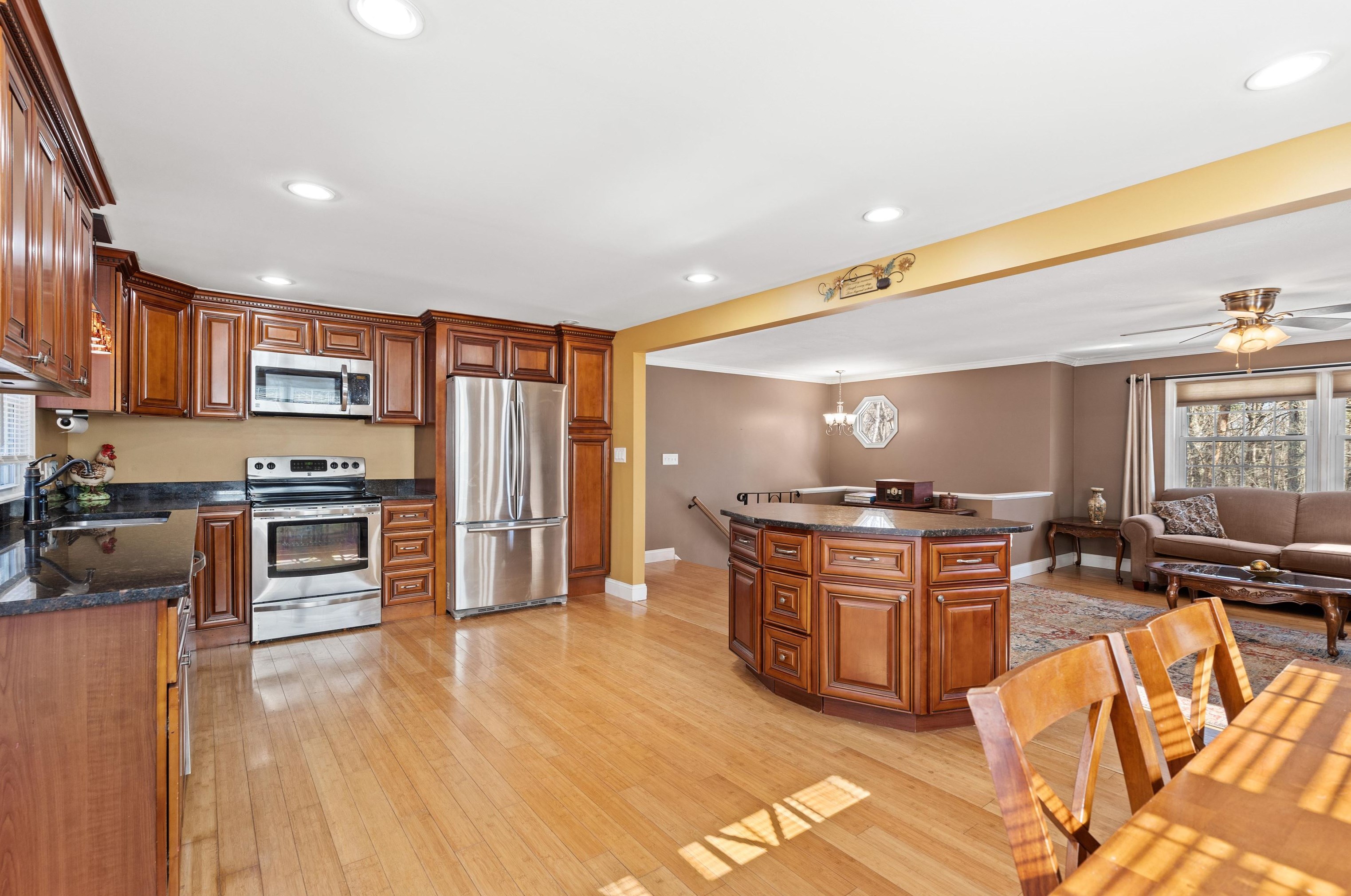 32 Kienia Rd, Hudson NH  03051-3131 exterior