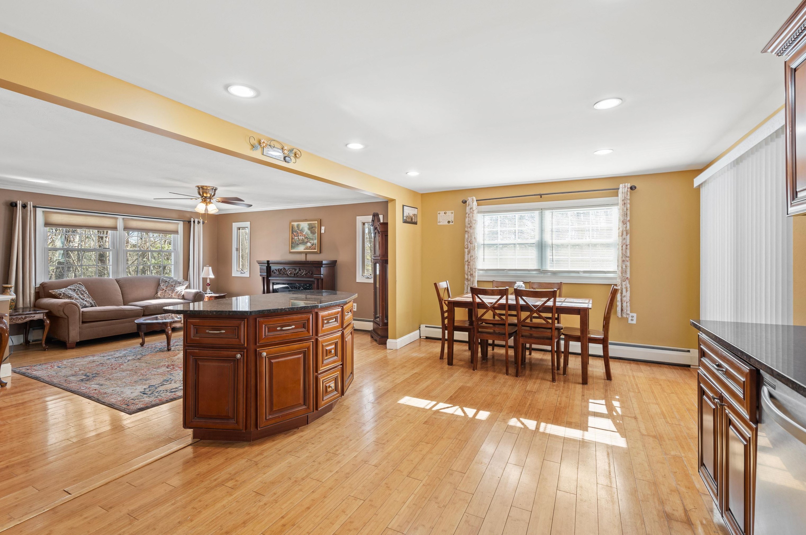 32 Kienia Rd, Hudson NH  03051-3131 exterior