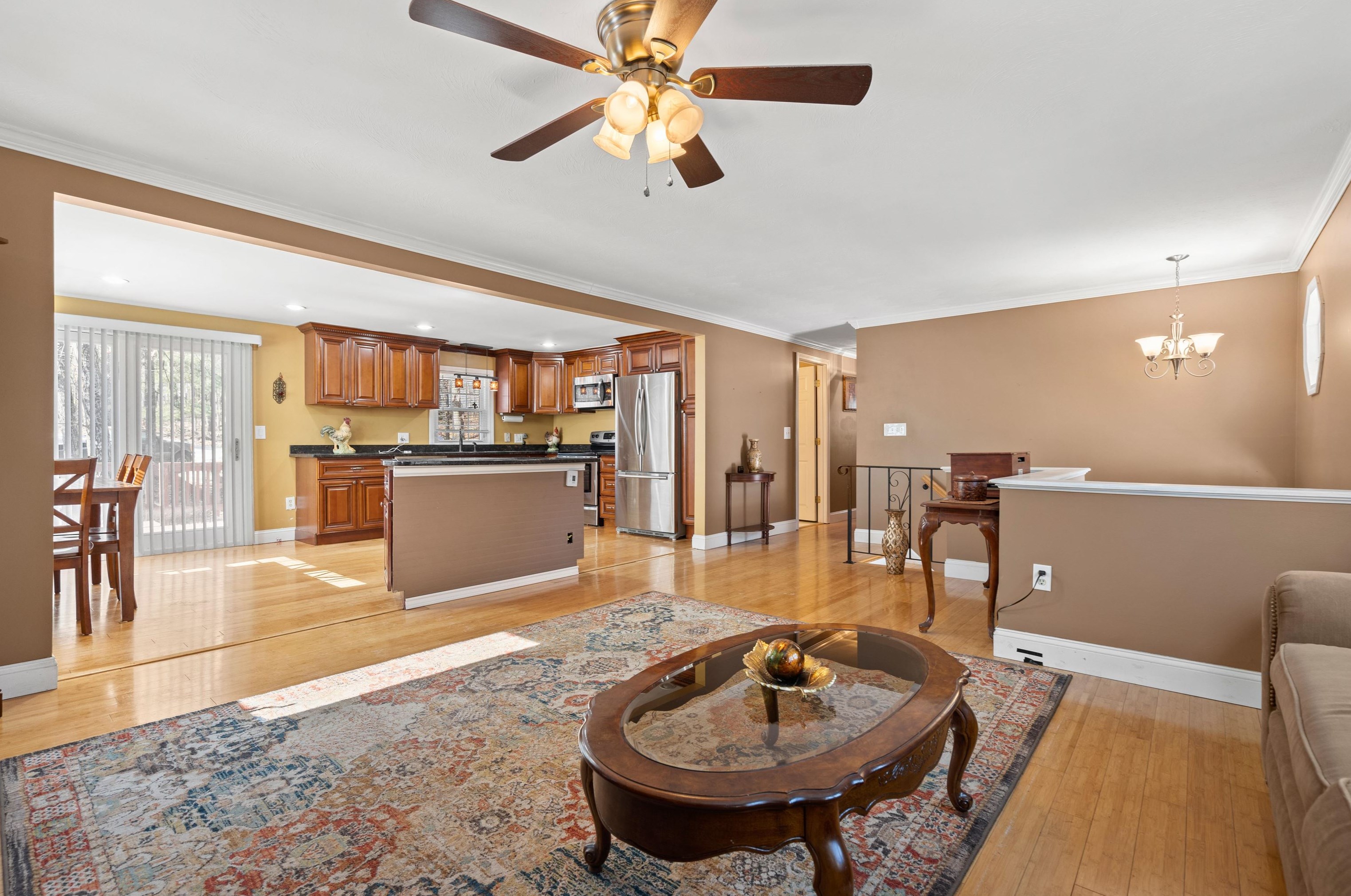 32 Kienia Rd, Hudson NH  03051-3131 exterior