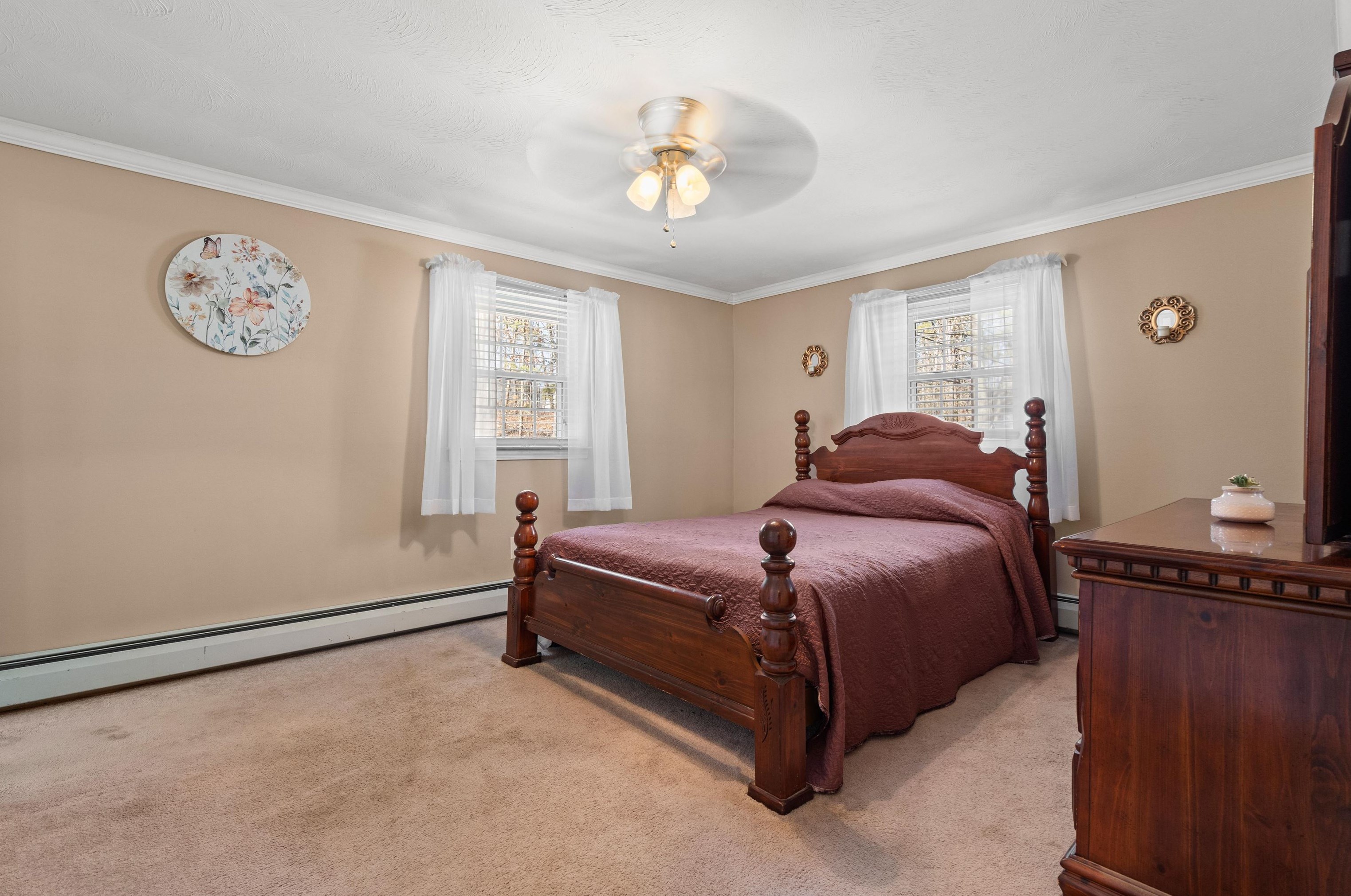 32 Kienia Rd, Hudson NH  03051-3131 exterior