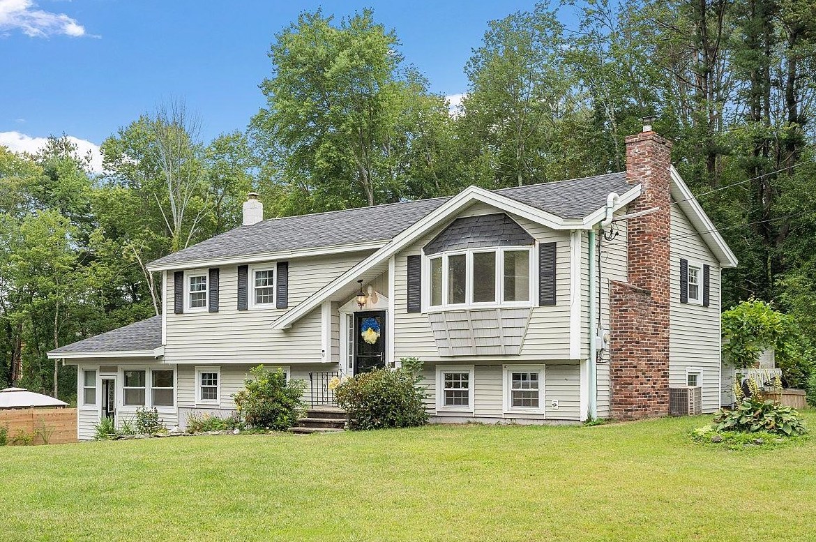 7 Vassar Dr, Pelham NH  03076-2917 exterior