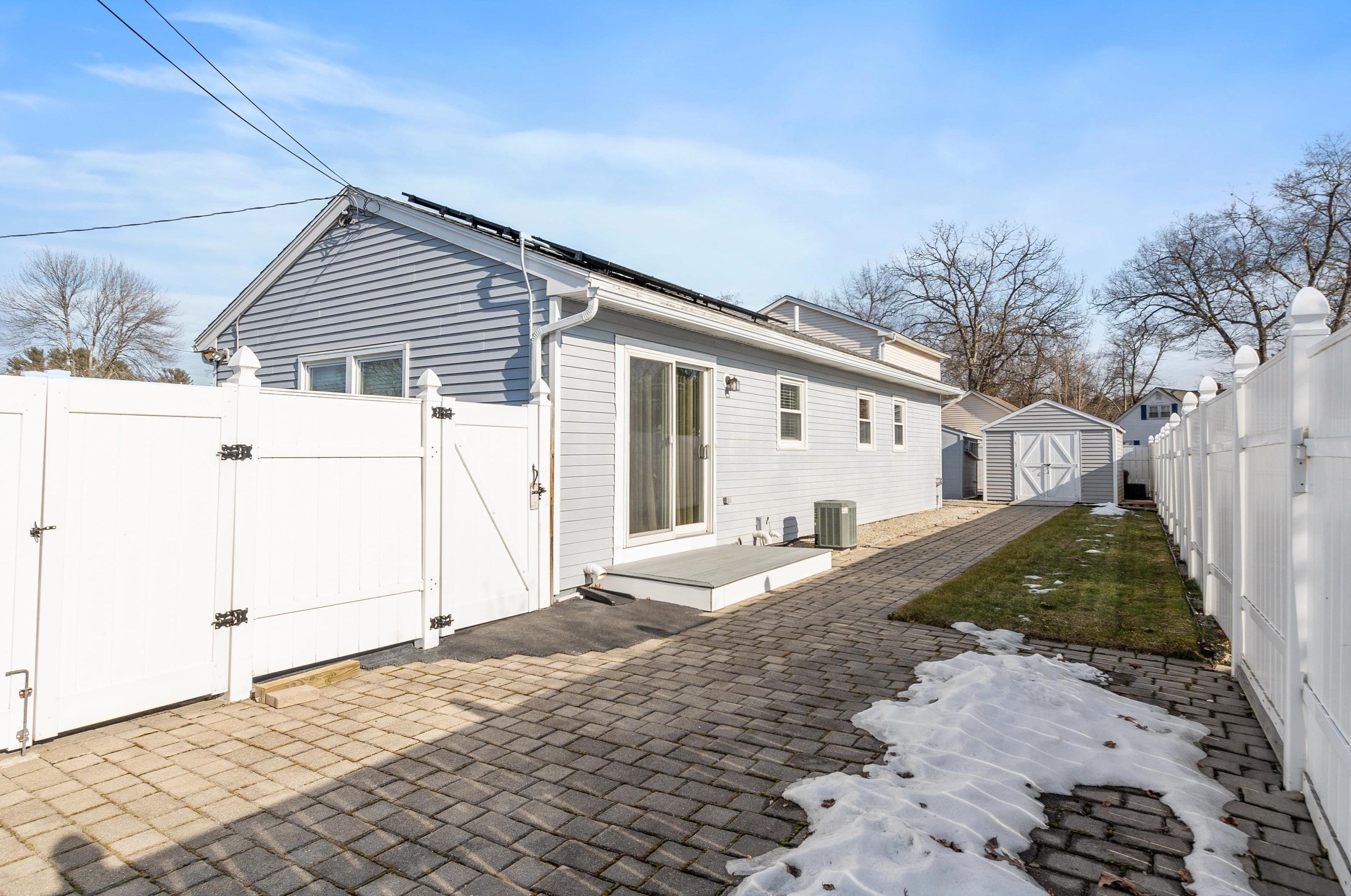 7 Blackstone St, Hudson NH  03051-4354 exterior