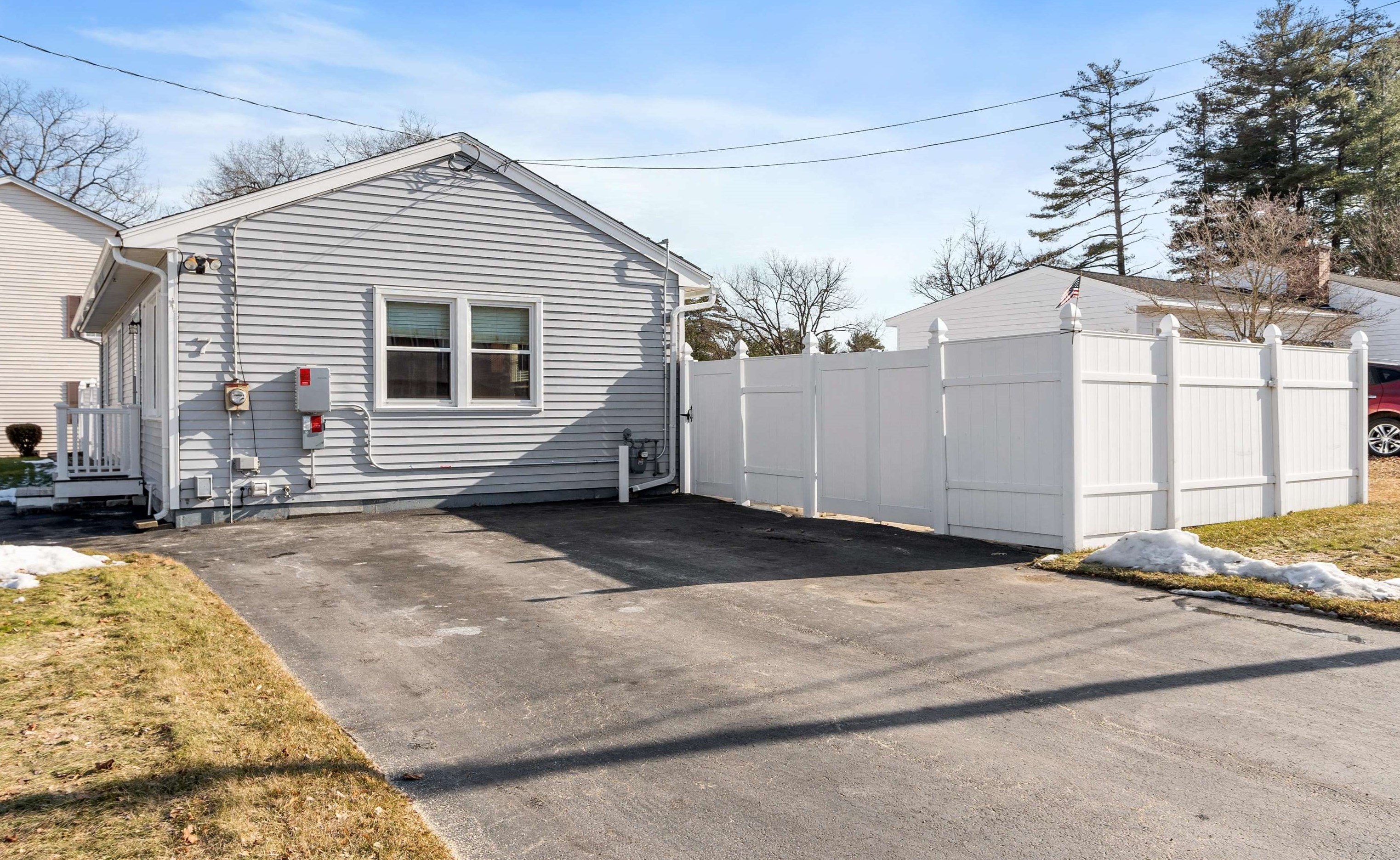 7 Blackstone St, Hudson NH  03051-4354 exterior