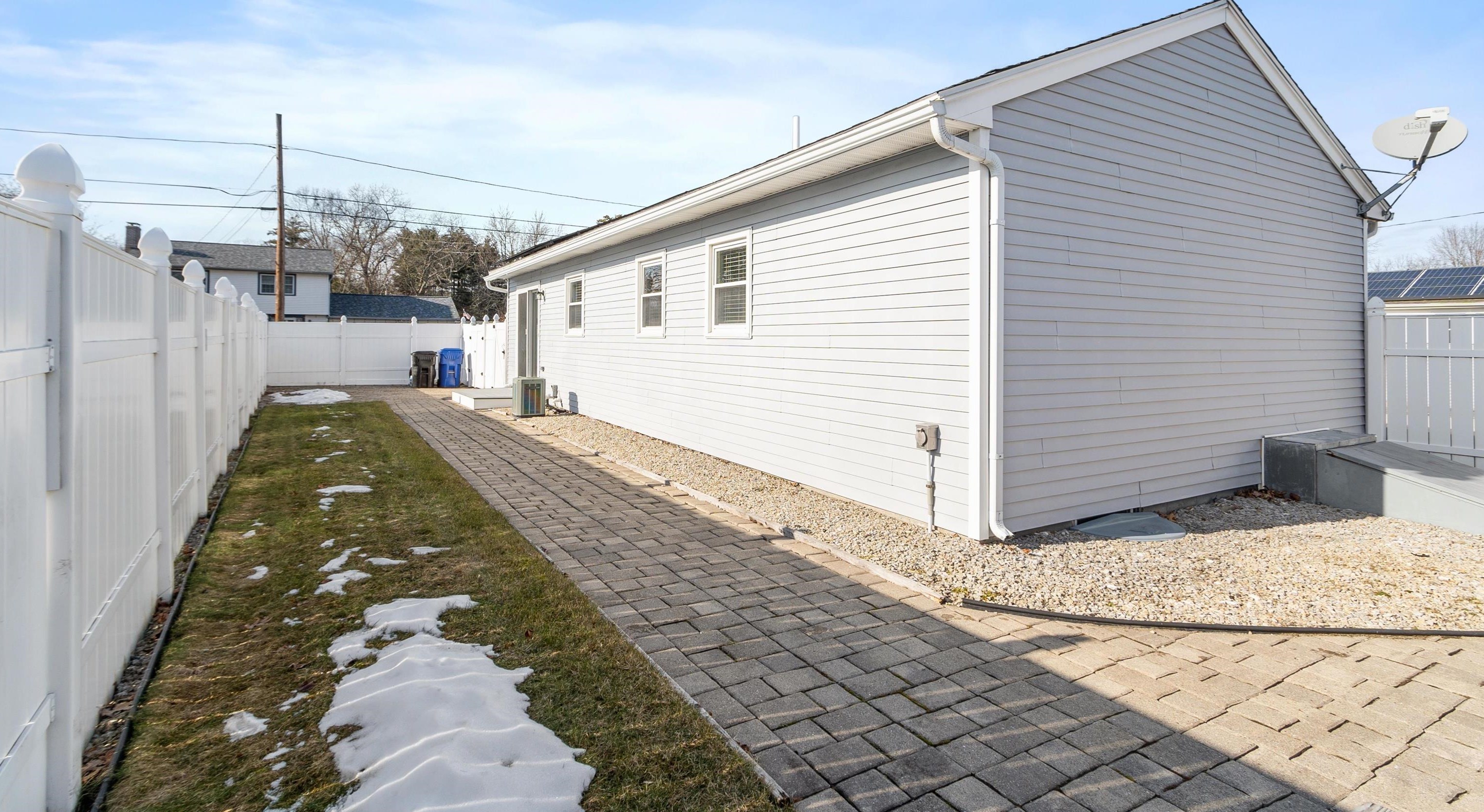 7 Blackstone St, Hudson NH  03051-4354 exterior