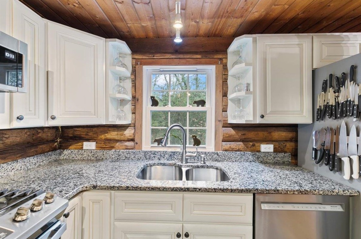 5 Tamworth Rd, Sandown NH  03873-2213 exterior