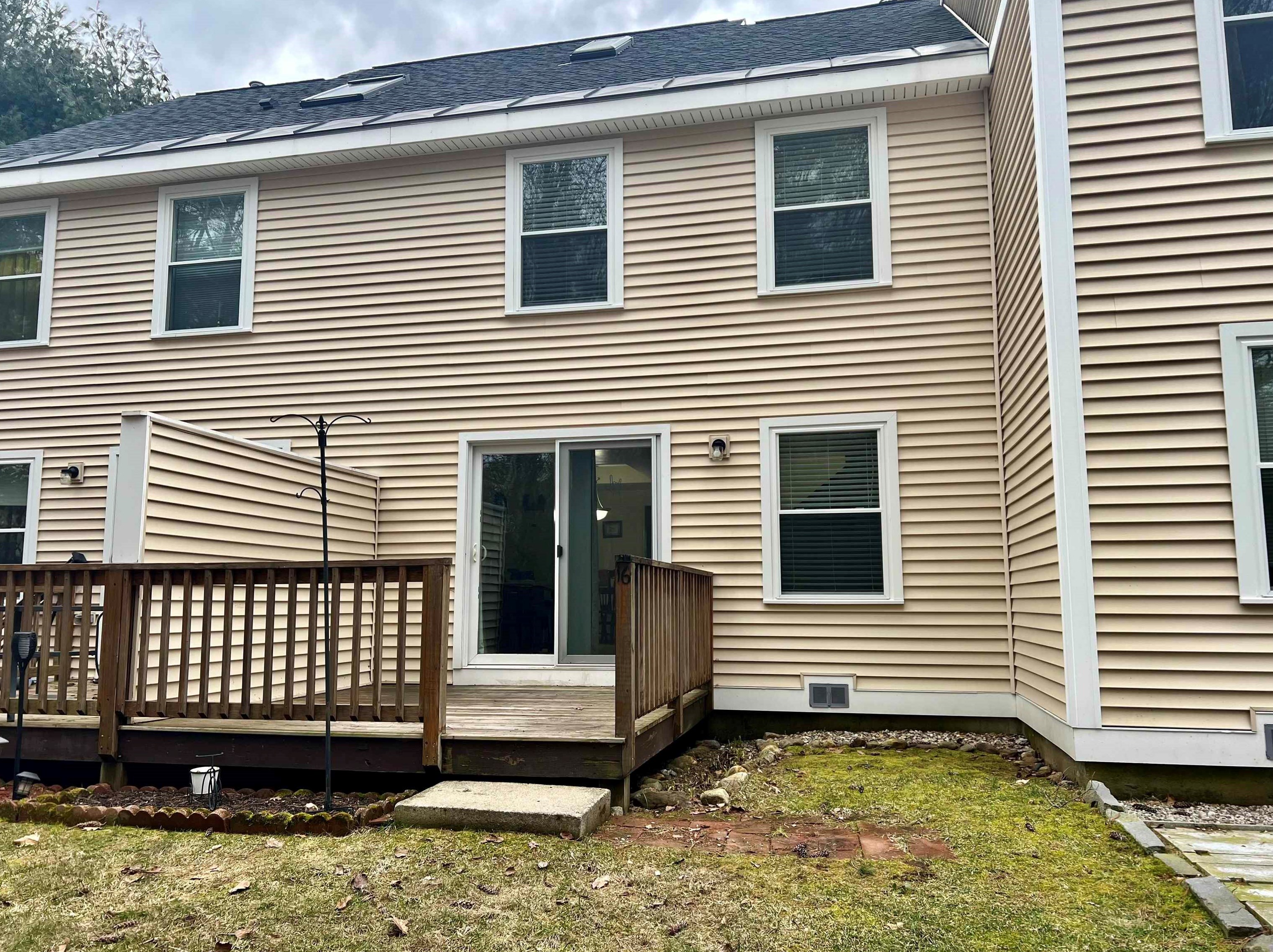16 Great Falls Dr, Concord NH  03303-1594 exterior