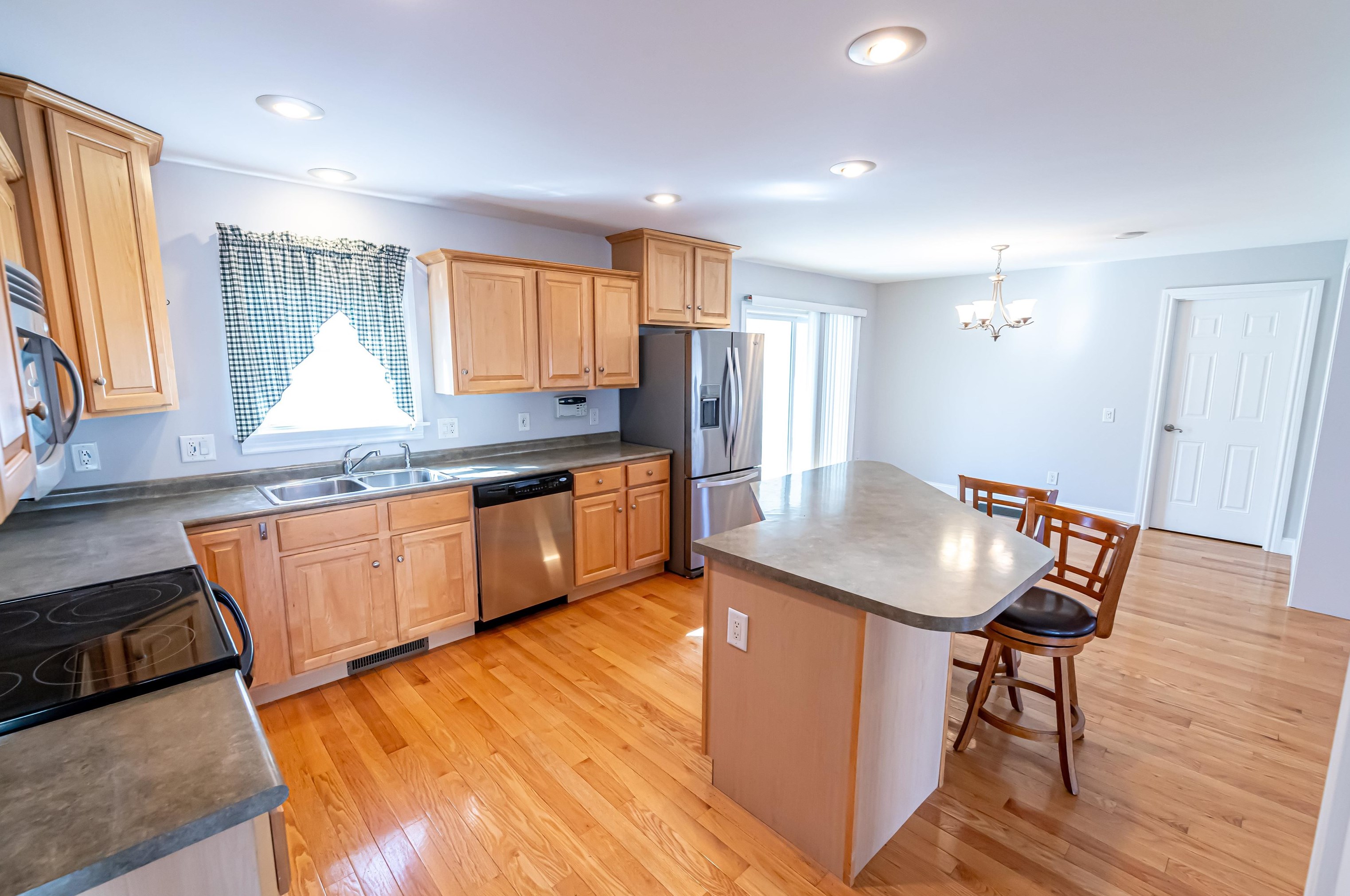 4 Cielo Dr, Dover NH 03820-5608 exterior