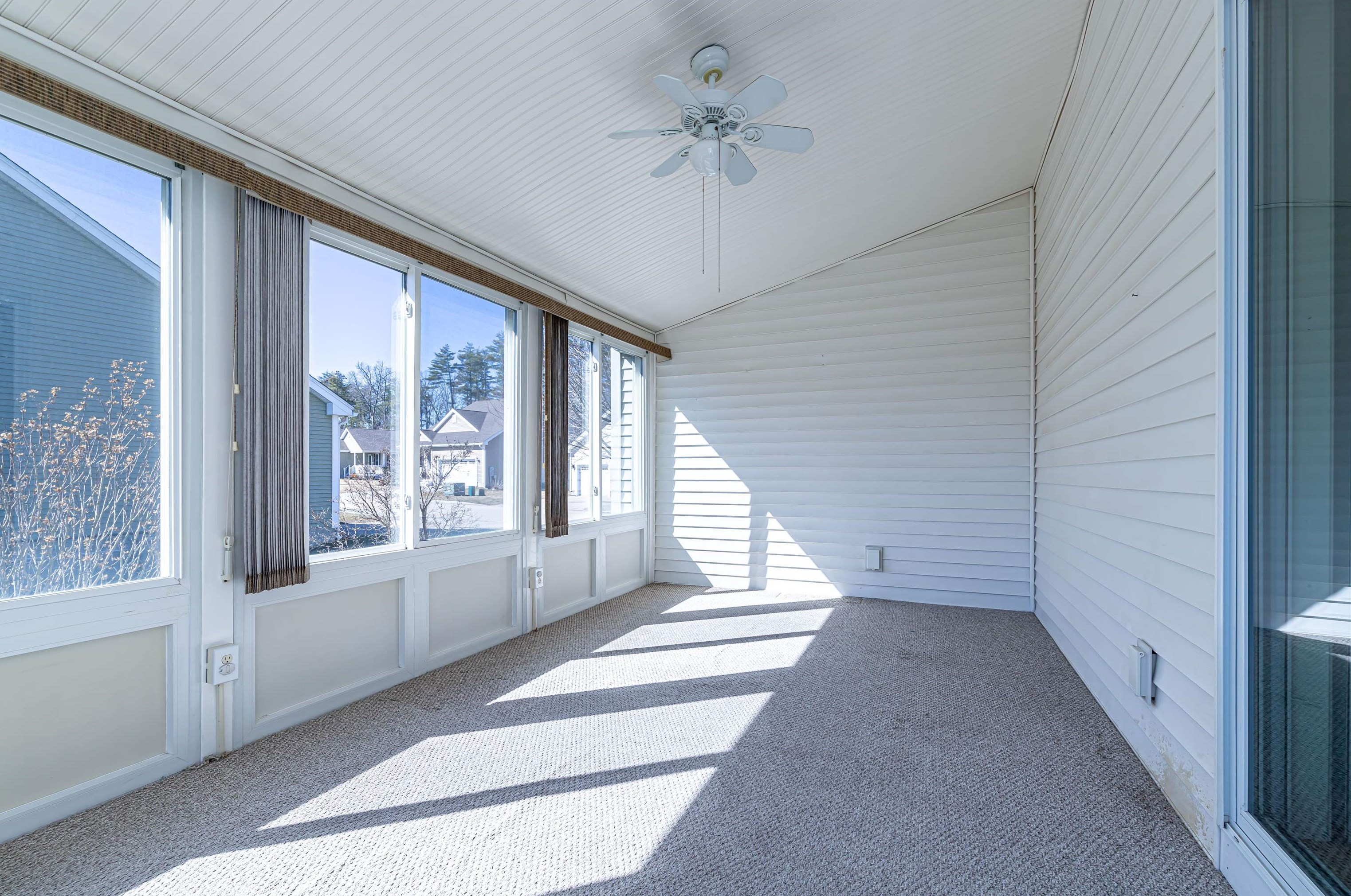 4 Cielo Dr, Dover NH 03820-5608 exterior