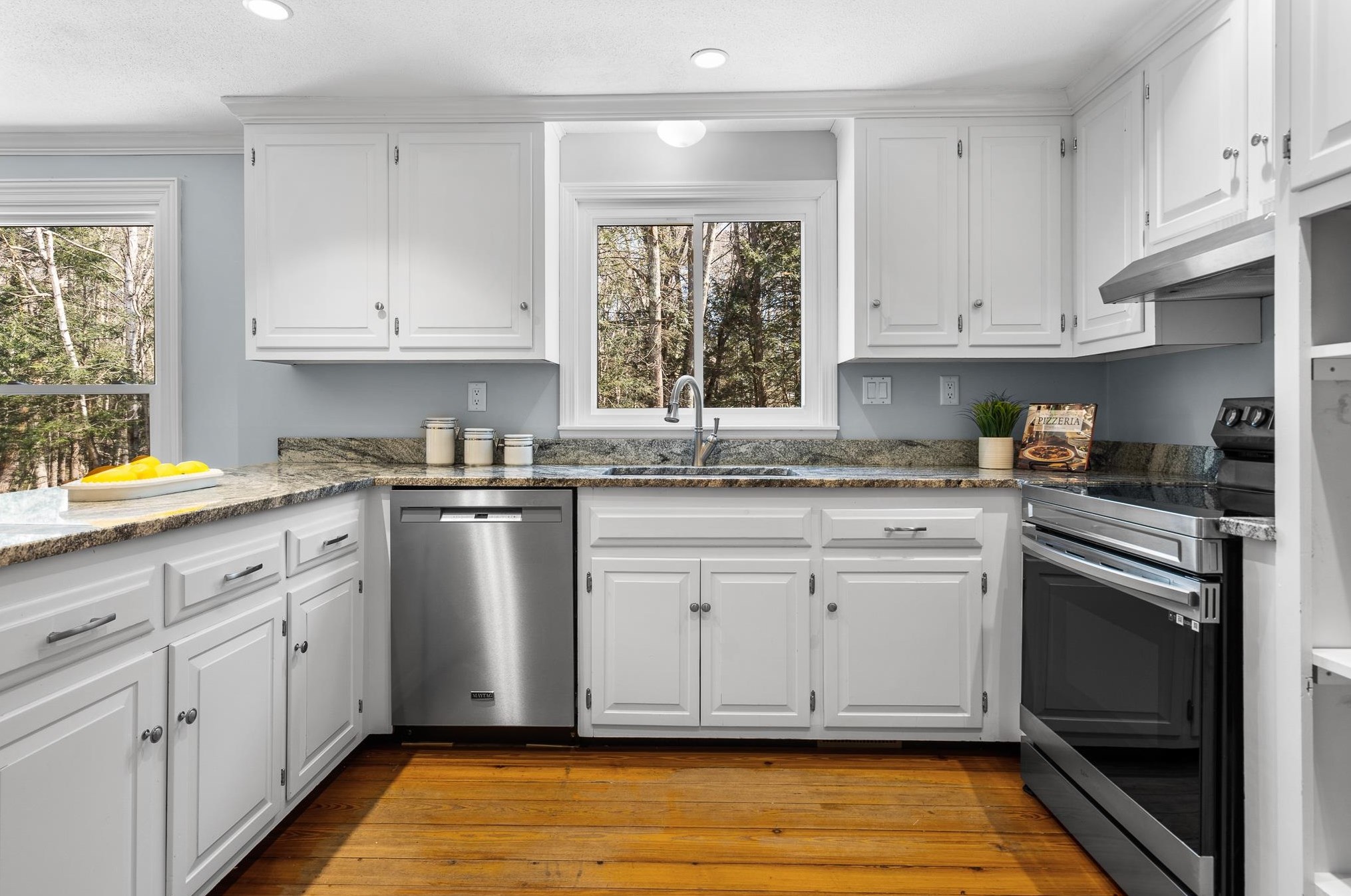 46 Hills Dr, Manchester NH  03110-4920 exterior