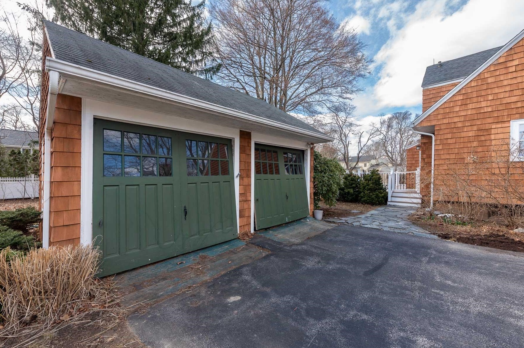 5 Longmeadow Rd, Dover NH  03820-4210 exterior