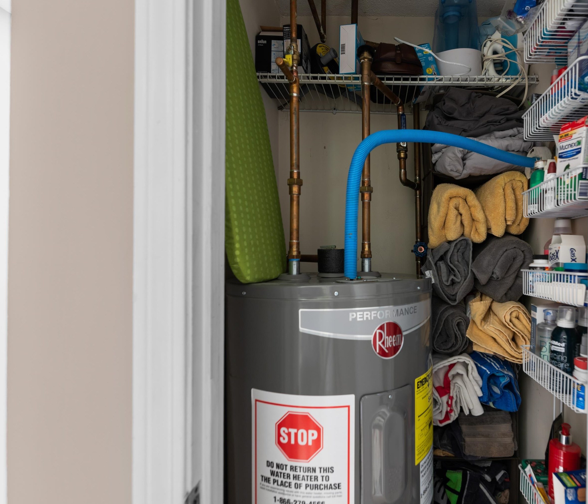 905 Mammoth Rd, Manchester NH  03109-5012 exterior