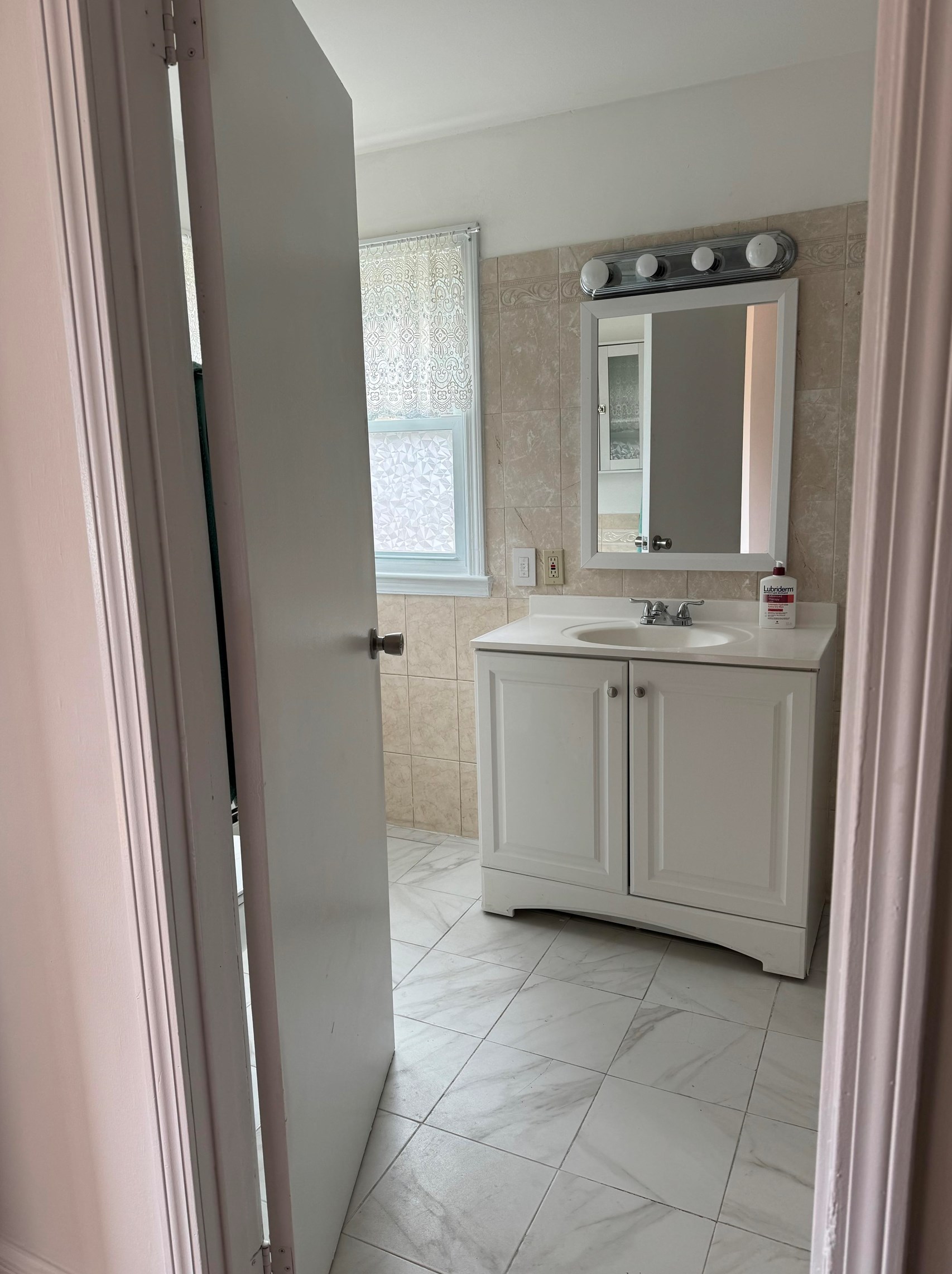 265 Dunbarton Rd, Manchester NH  03102-2596 exterior