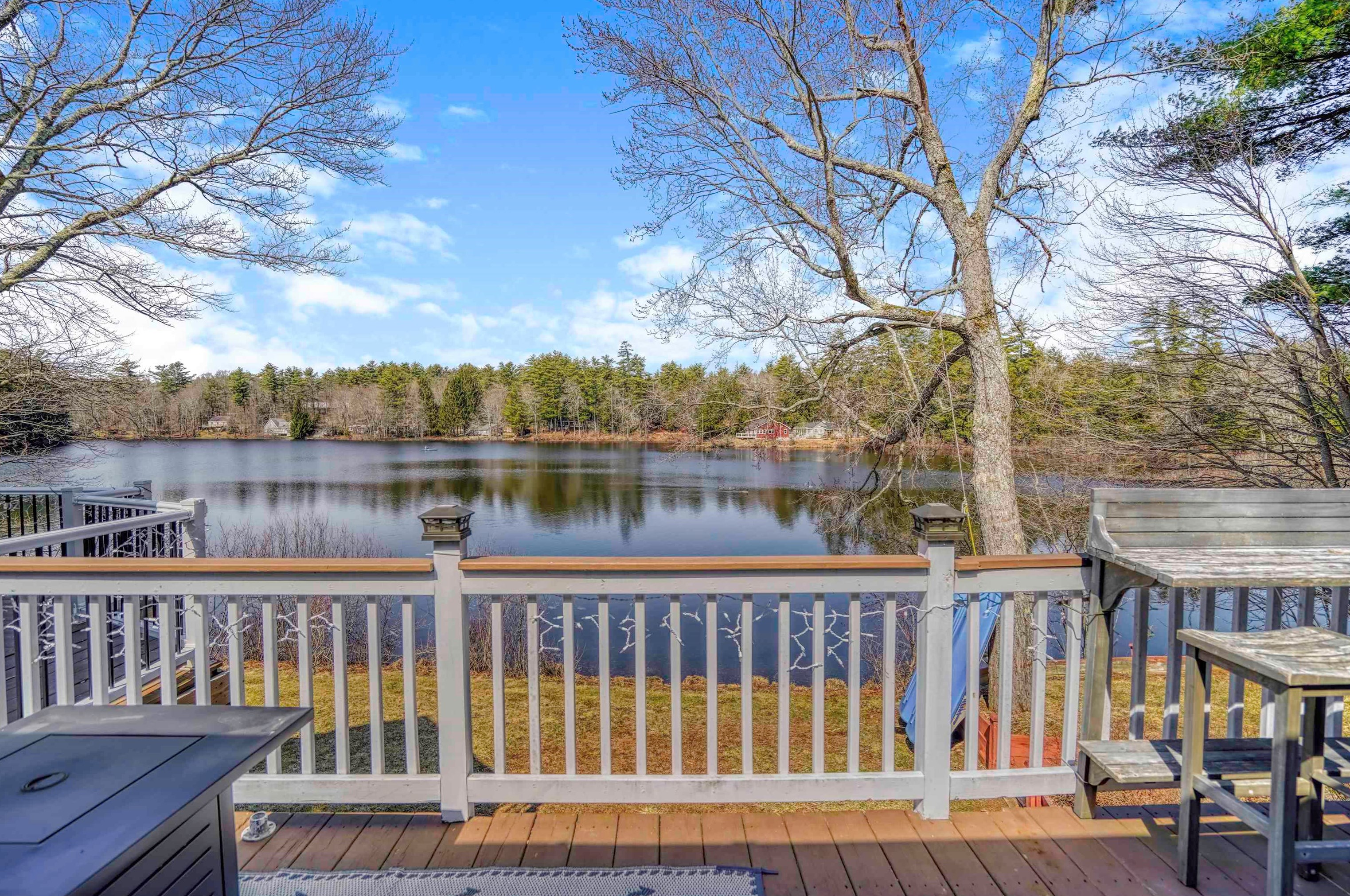 10 Lewis Dr, Deerfield NH  03037-1132 exterior
