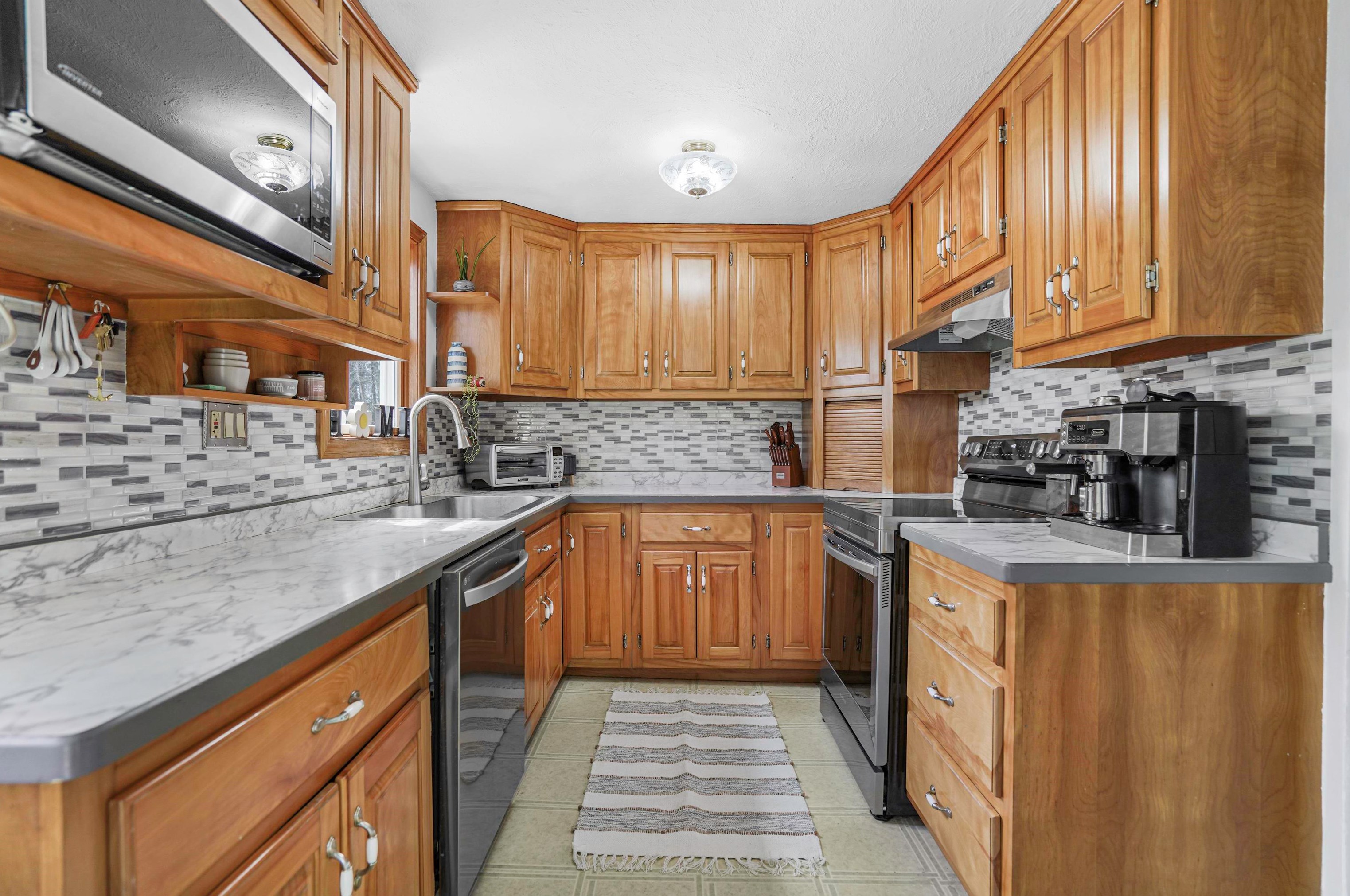 10 Lewis Dr, Deerfield NH  03037-1132 exterior
