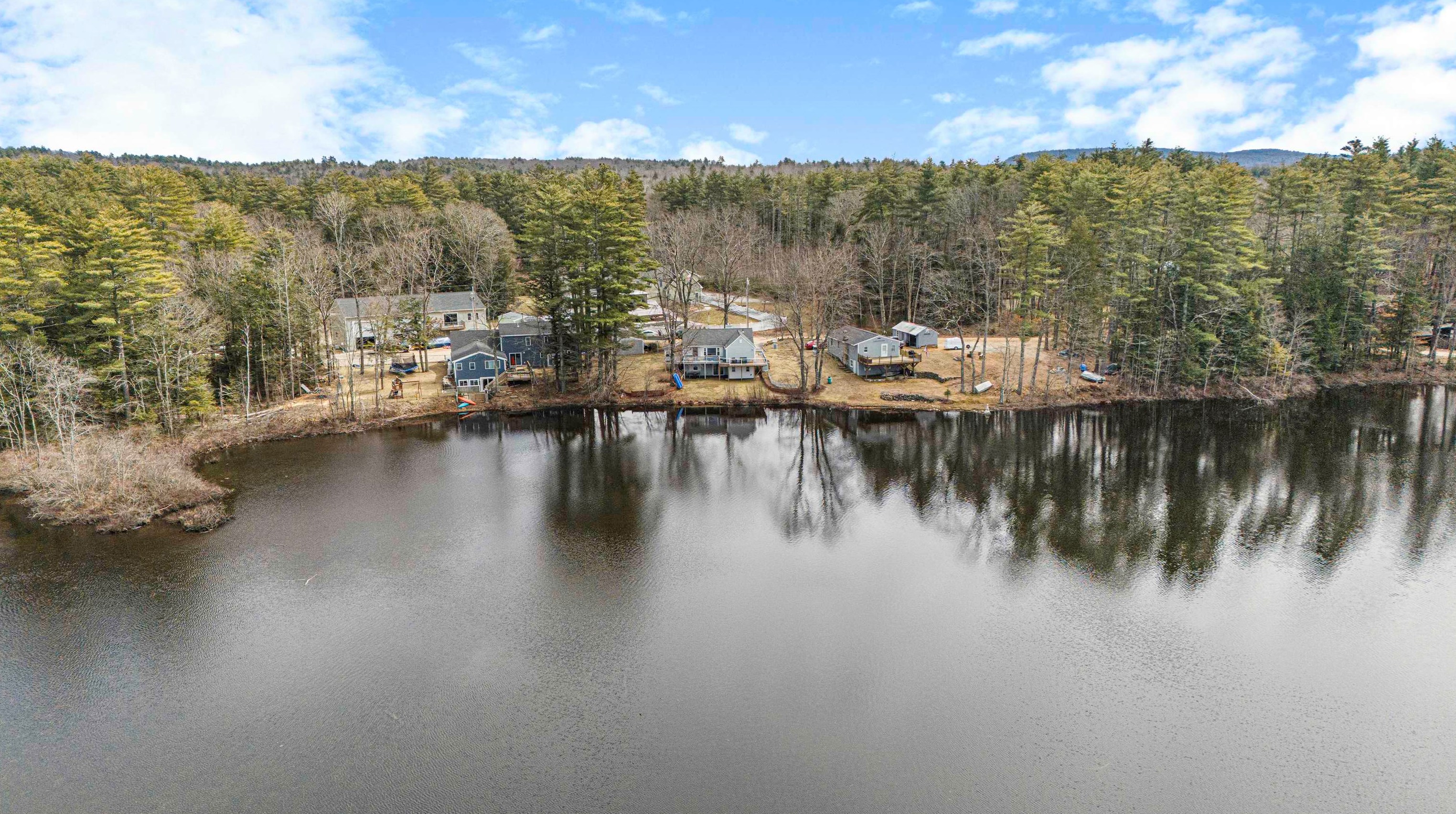 10 Lewis Dr, Deerfield NH  03037-1132 exterior