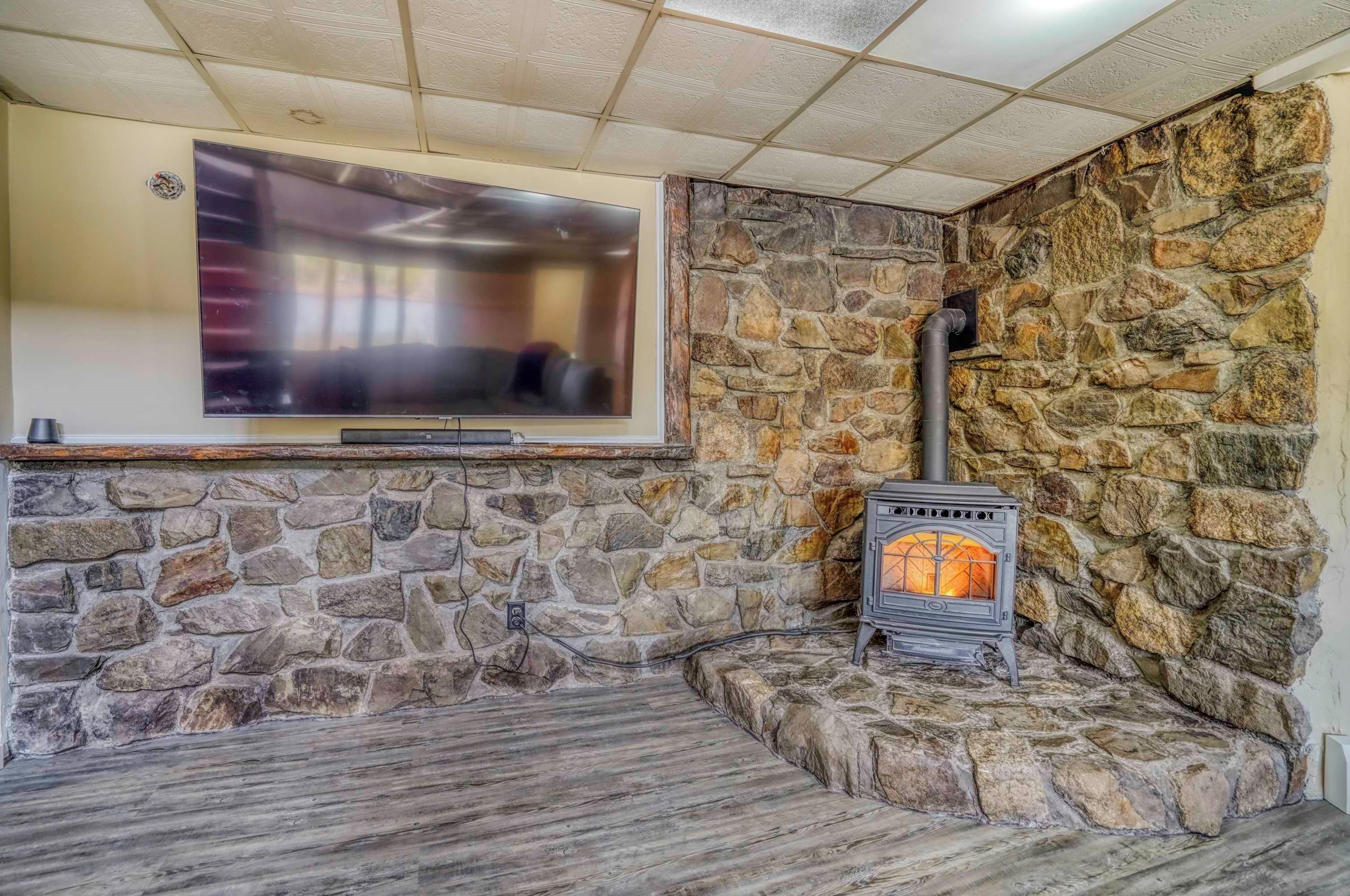 10 Lewis Dr, Deerfield NH  03037-1132 exterior