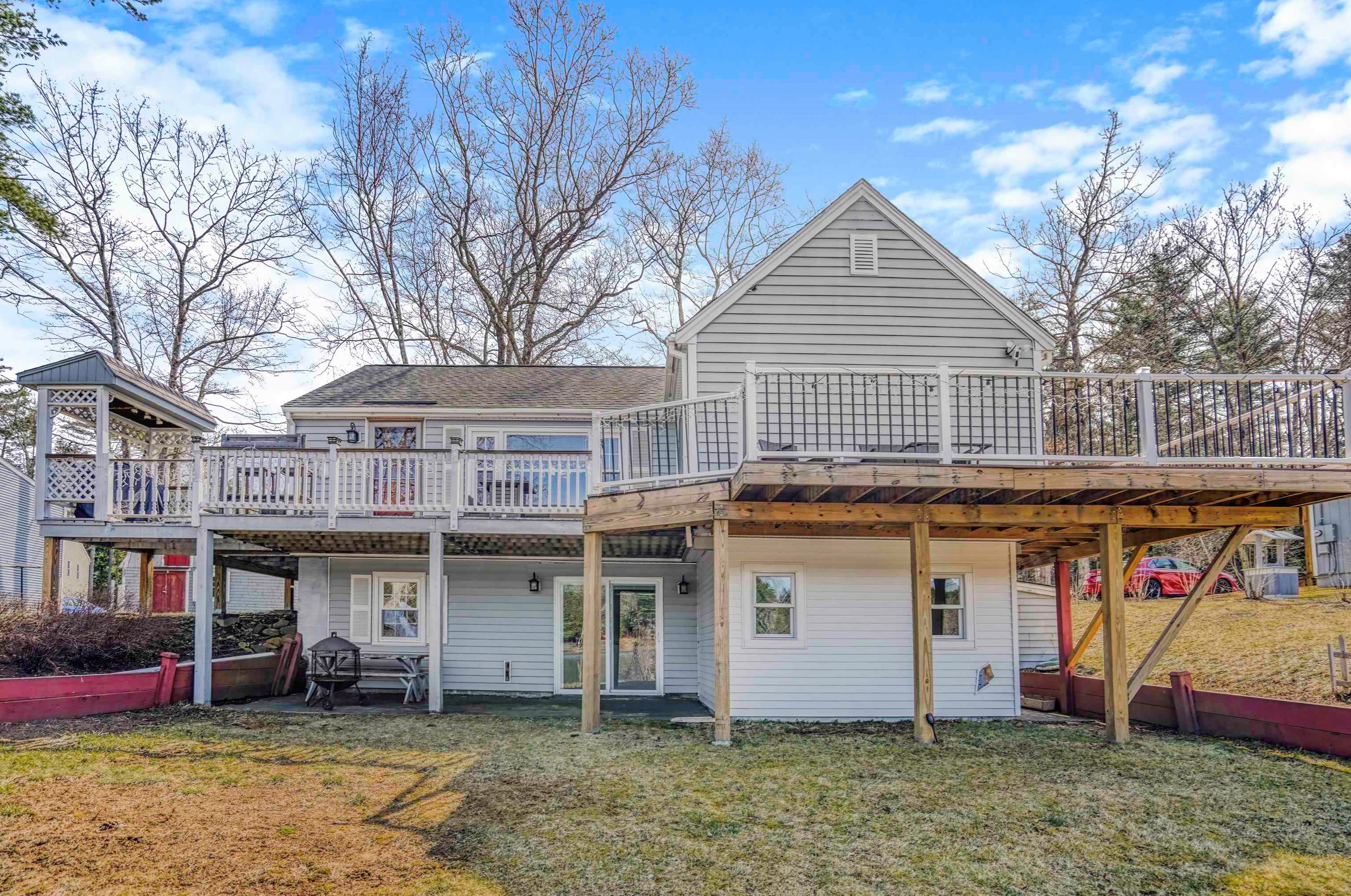 10 Lewis Dr, Deerfield NH  03037-1132 exterior