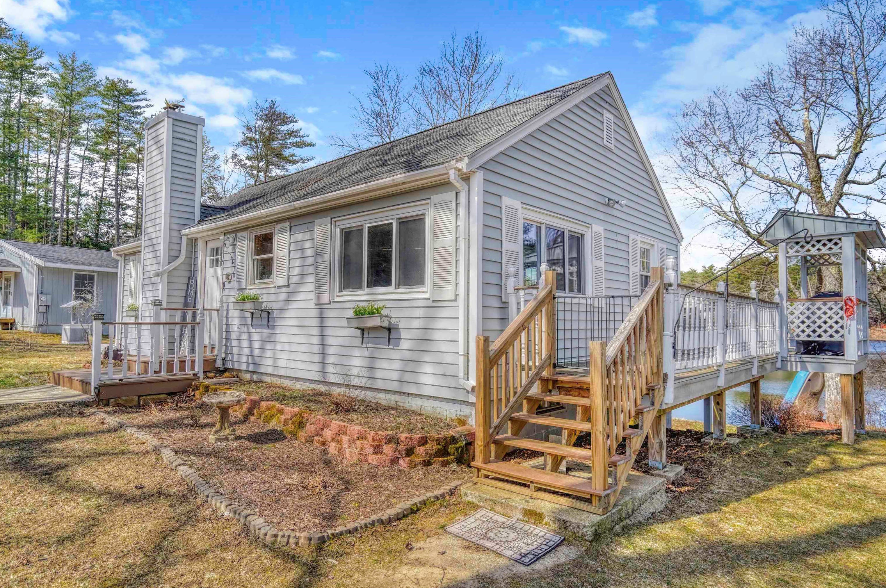 10 Lewis Dr, Deerfield NH  03037-1132 exterior