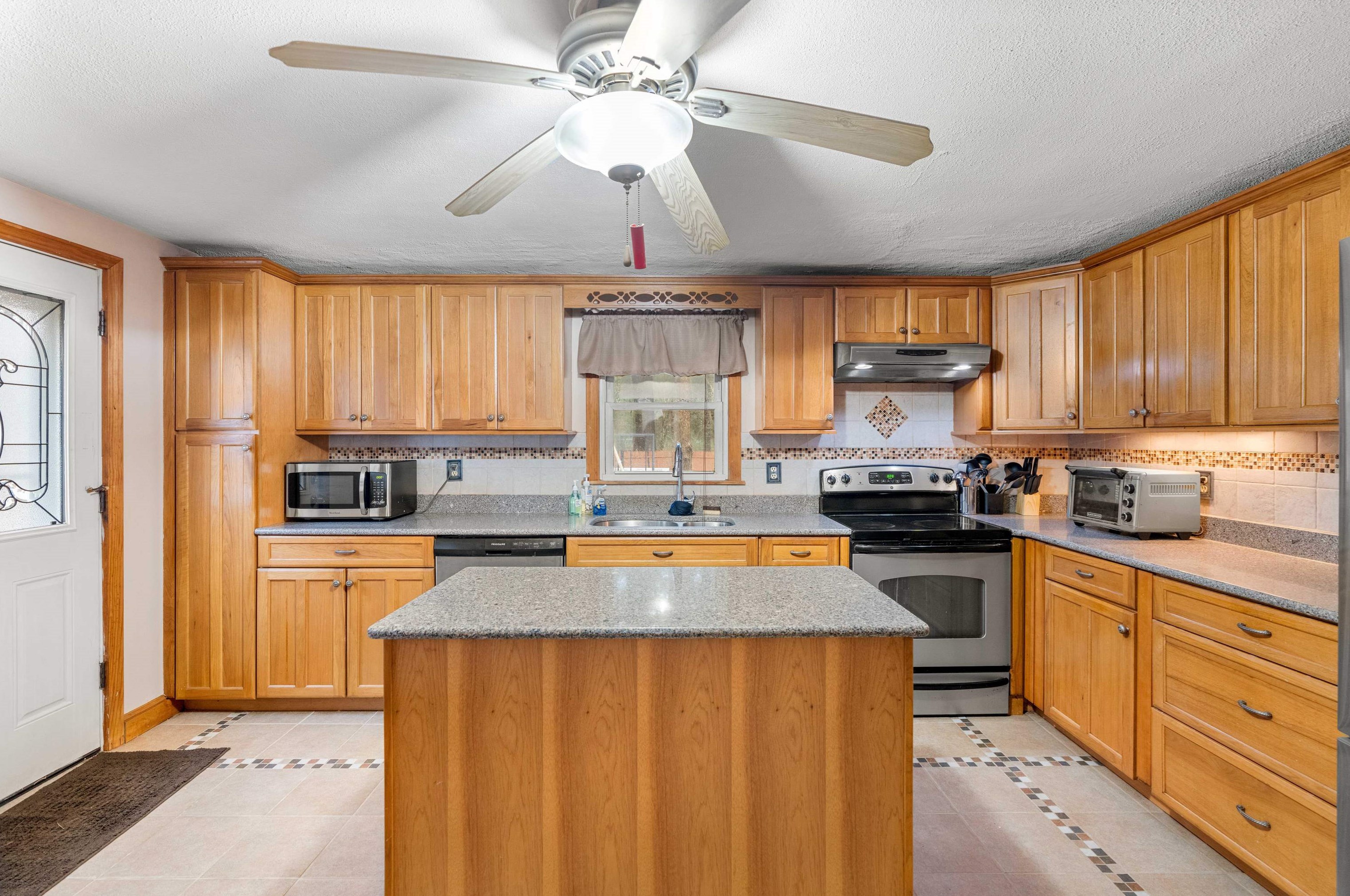 6 Shady Ln, Plaistow NH 03865-2110 exterior