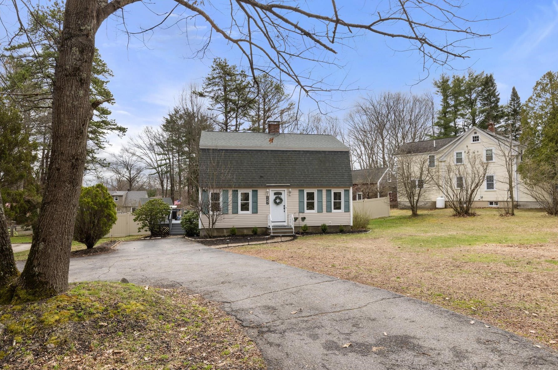 157 Exeter Rd, Newmarket NH  03857-2033 exterior