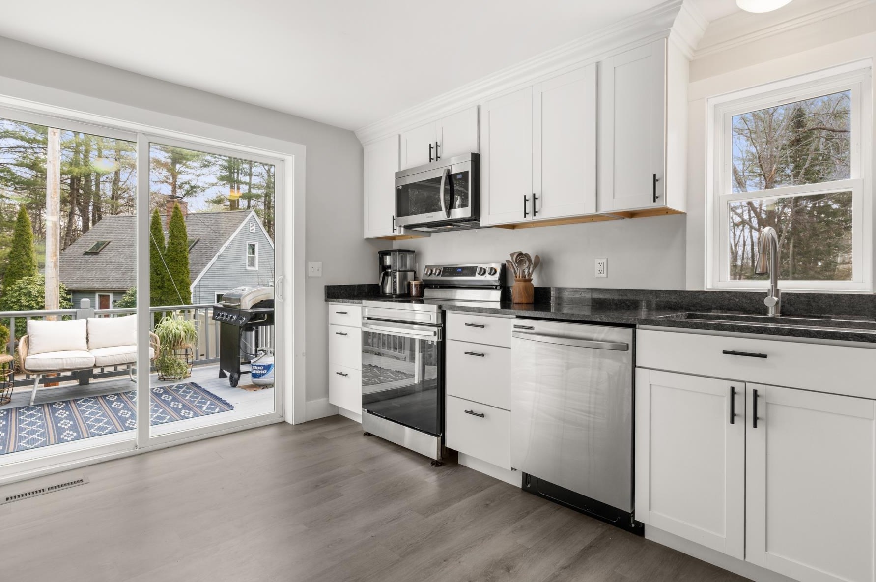 157 Exeter Rd, Newmarket NH  03857-2033 exterior