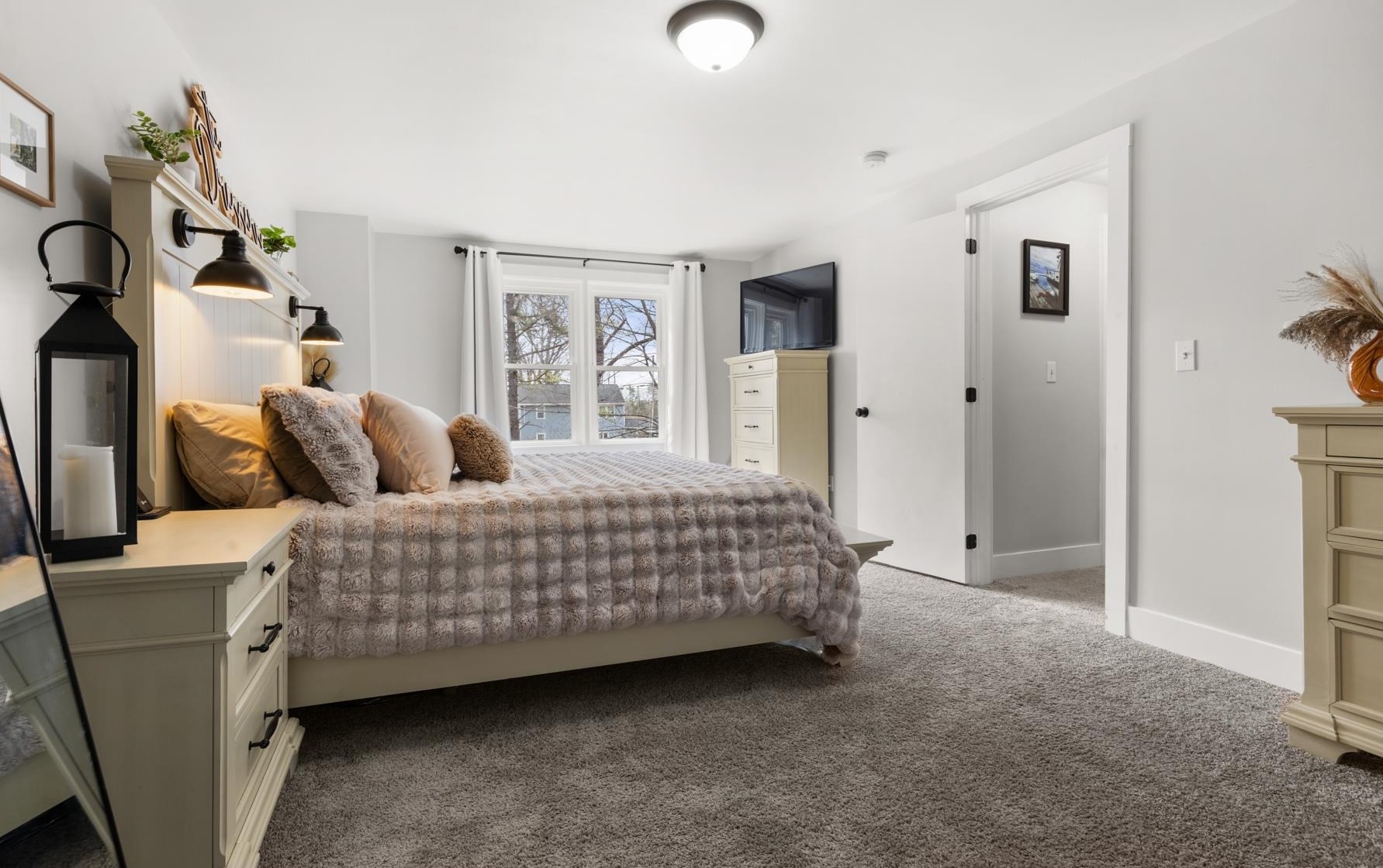 157 Exeter Rd, Newmarket NH  03857-2033 exterior