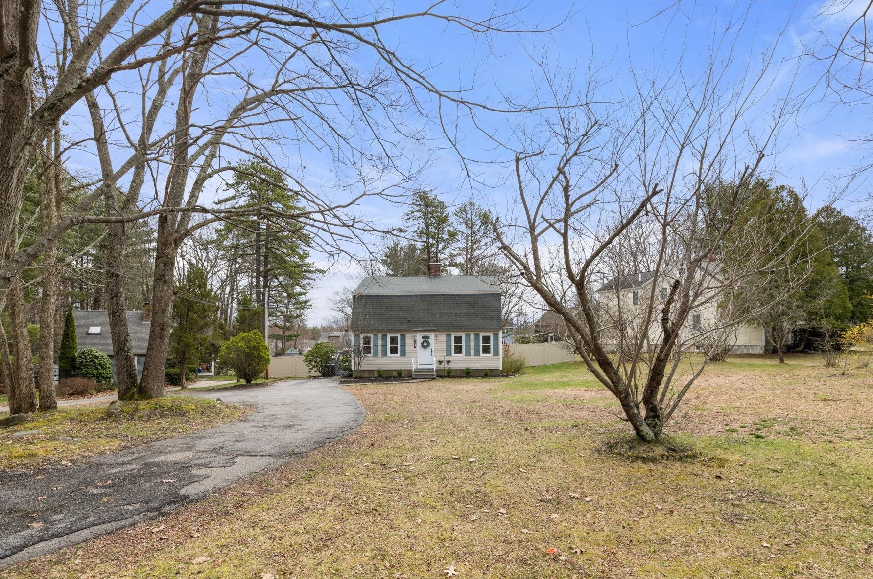 157 Exeter Rd, Newmarket NH  03857-2033 exterior