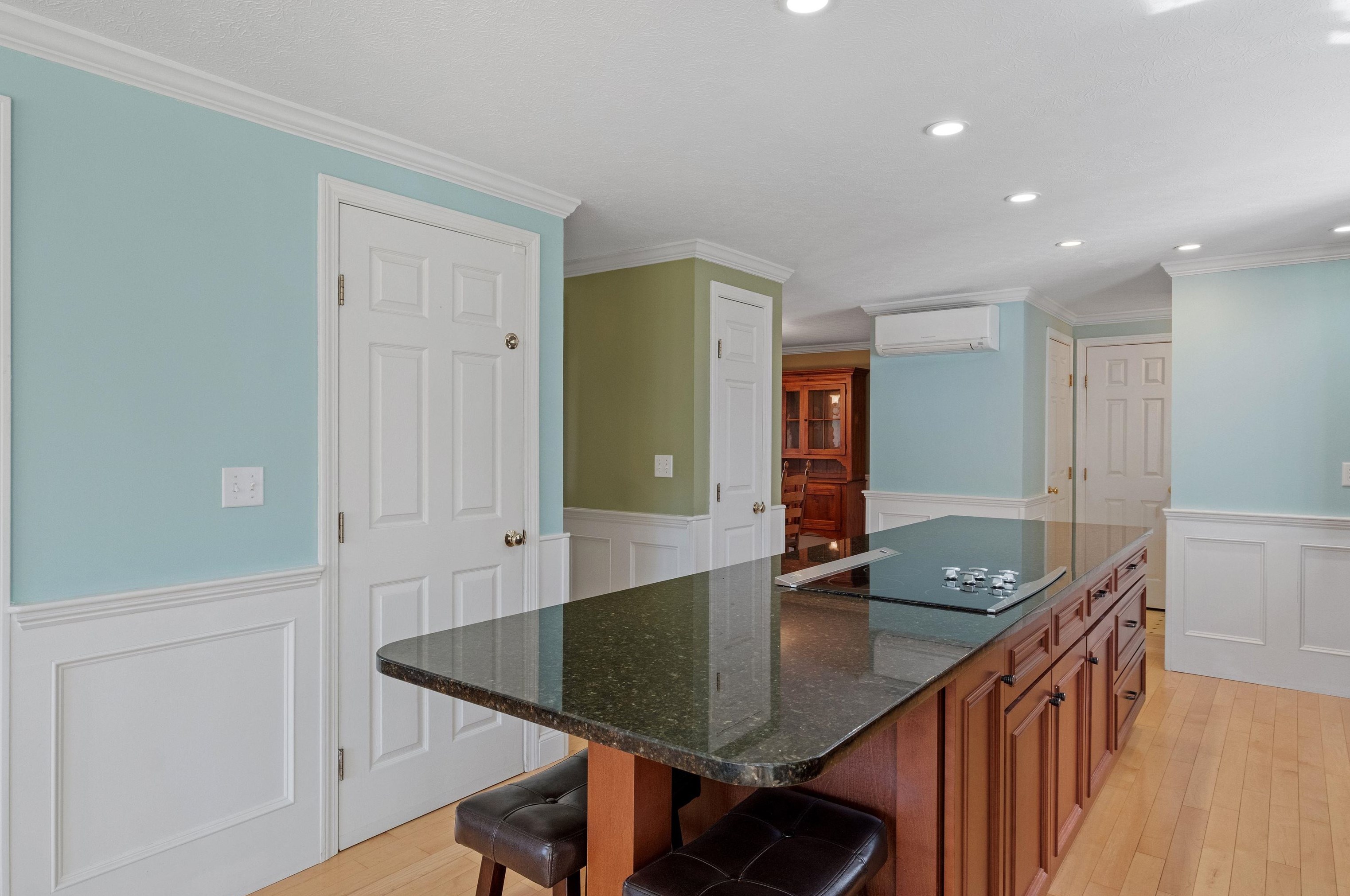 46 Elk Dr, Manchester NH  03110-4621 exterior