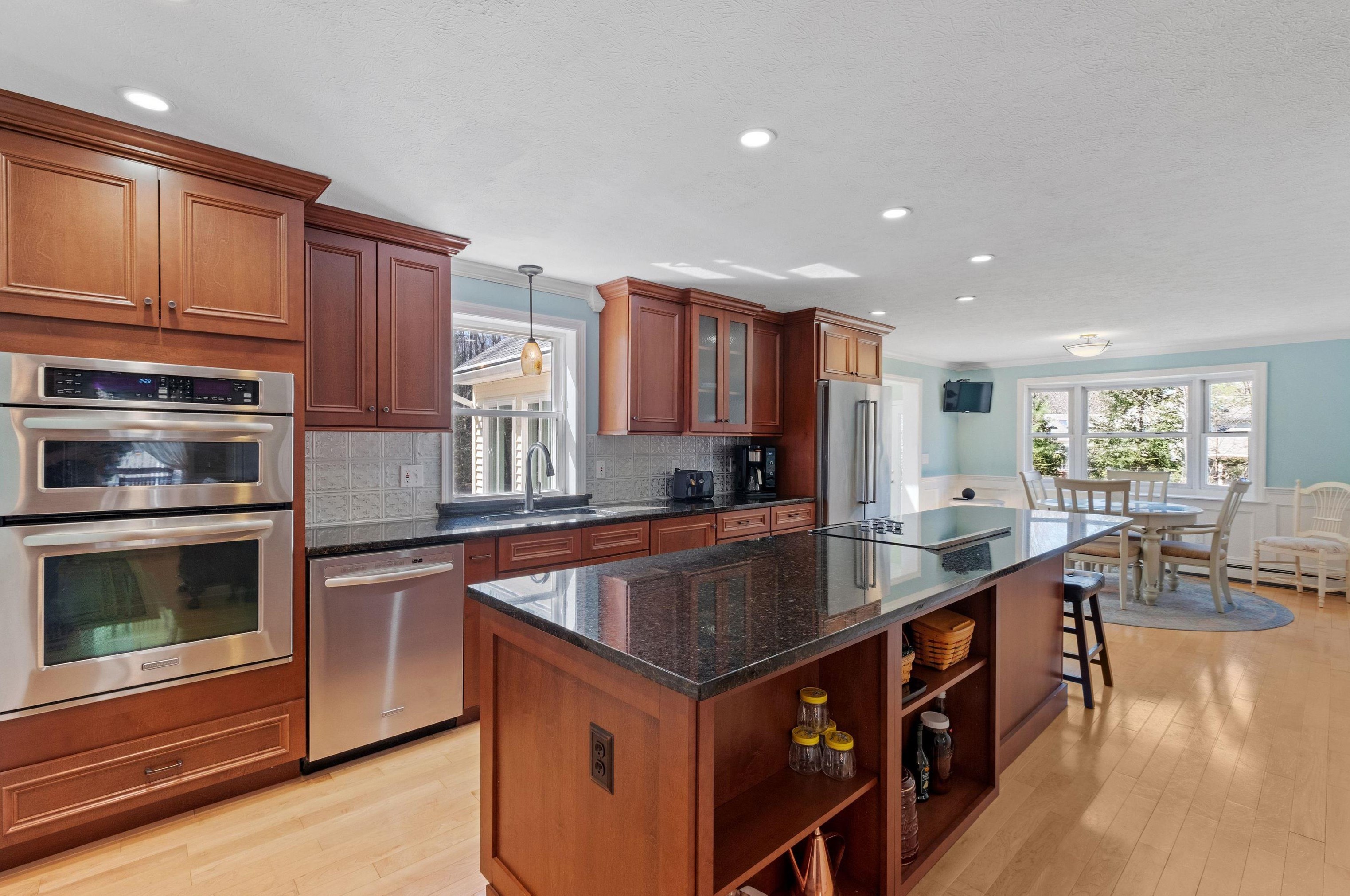 46 Elk Dr, Manchester NH  03110-4621 exterior
