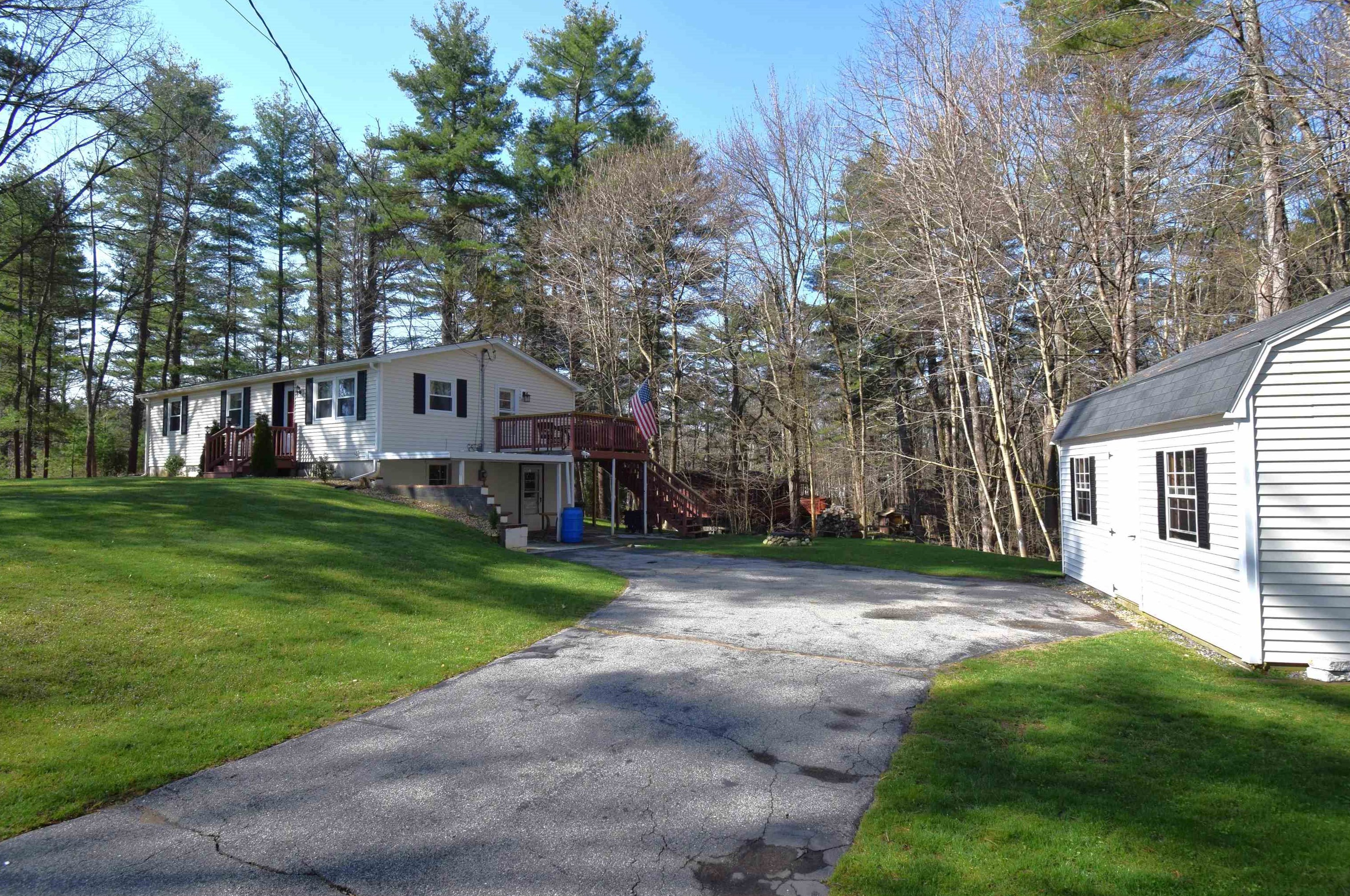 2 Bartlett St, Newton NH  03858-3505 exterior