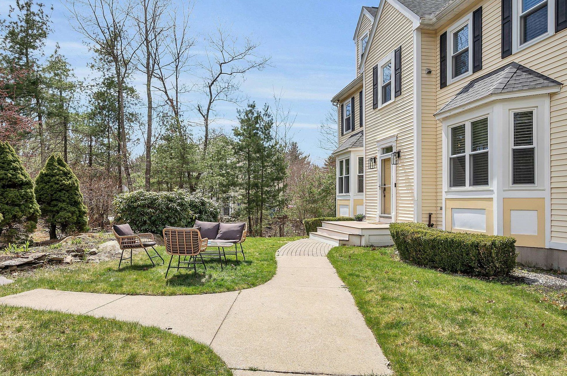 46 Windsor Blvd, Londonderry NH  03053-3622 exterior