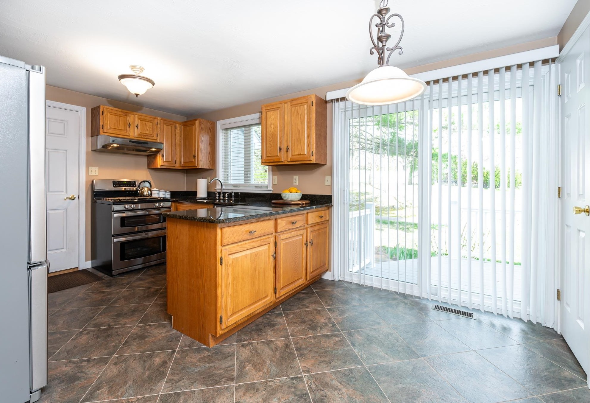 8 Shaker Pl, Nashua NH  03063-2833 exterior