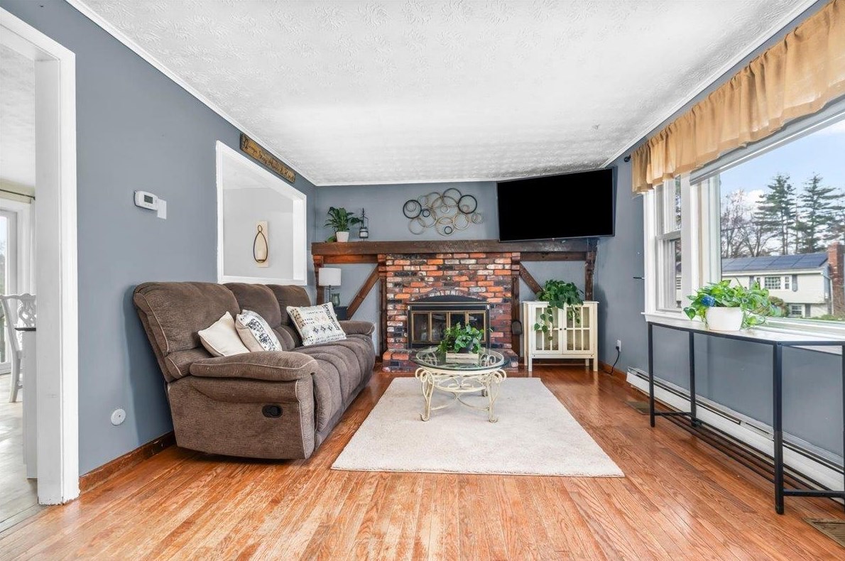 83 Glen Forest Dr, Manchester NH  03109-5024 exterior