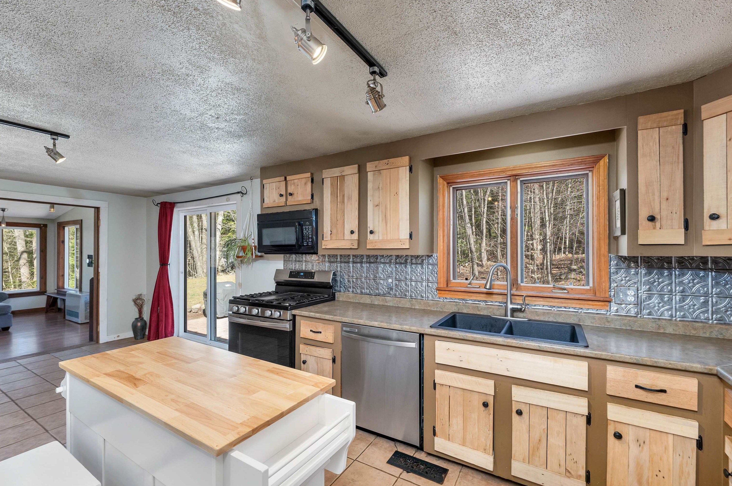 595 Beard Rd, Hillsboro NH  03244-4700 exterior
