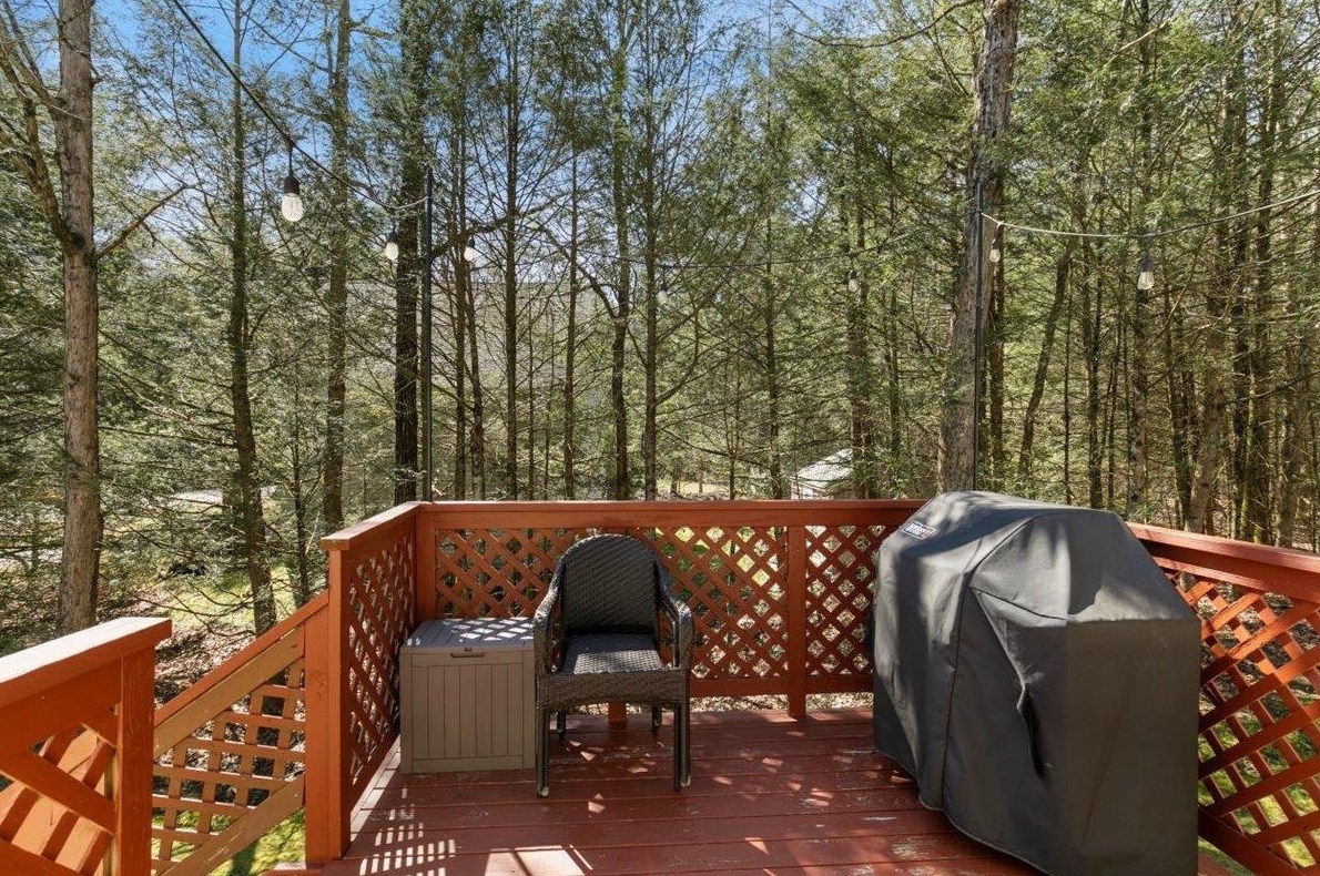 25 Boulder Dr, Danville NH  03819-3015 exterior