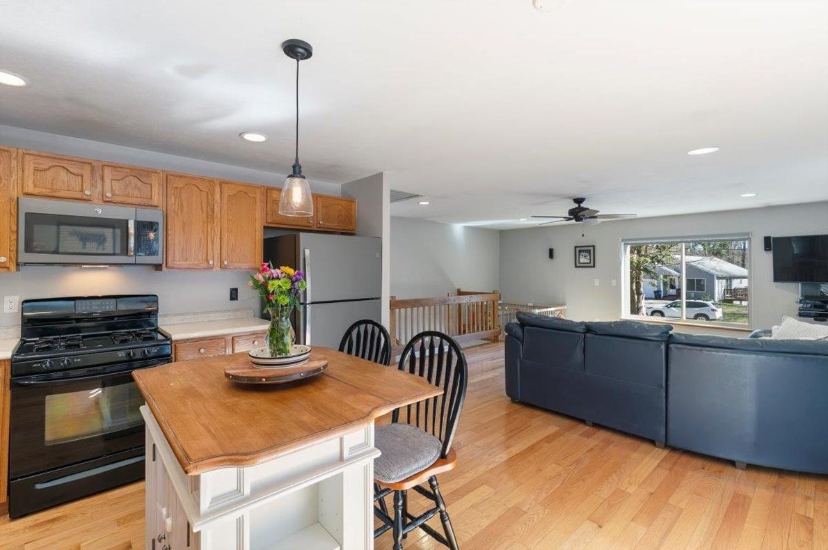 25 Boulder Dr, Danville NH  03819-3015 exterior