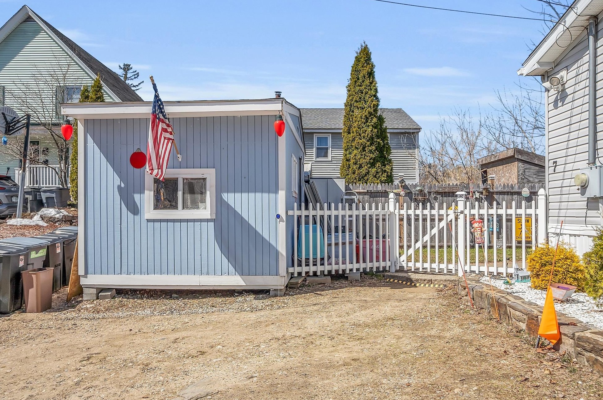 7 Un St, Derry NH  03038-2617 exterior