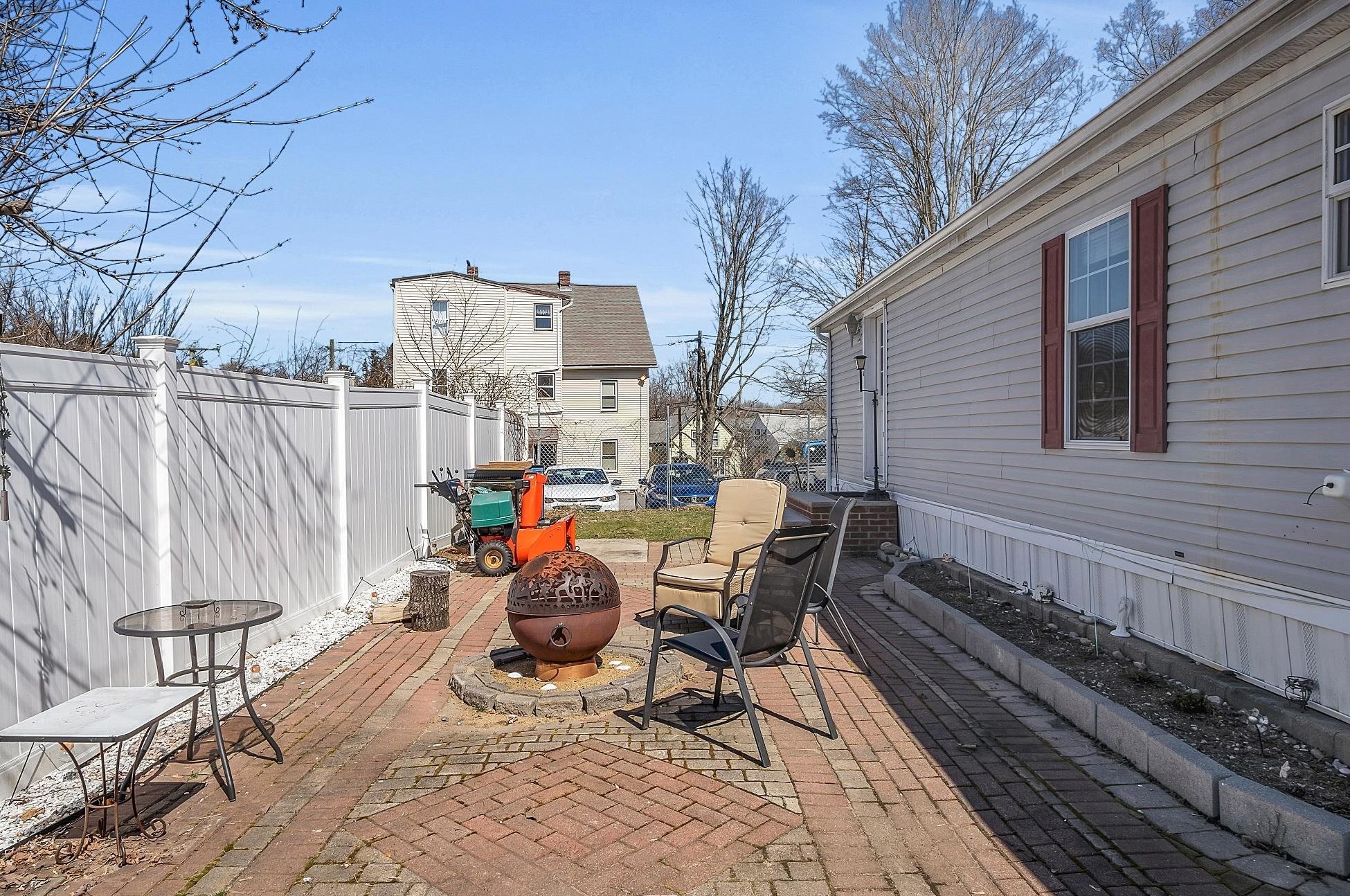7 Un St, Derry NH  03038-2617 exterior