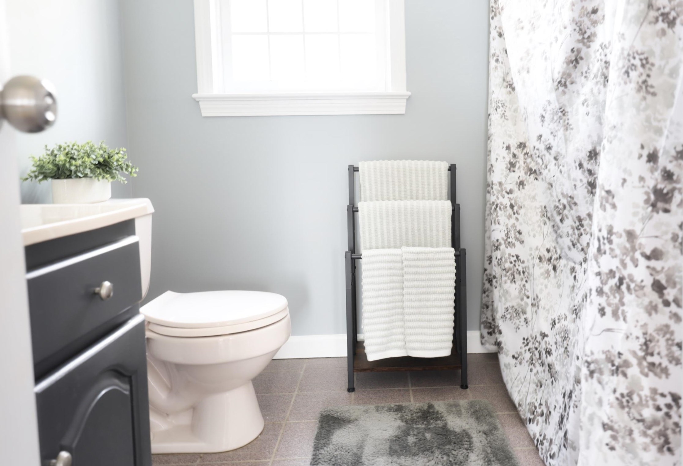 4 Mtn Vw Dr, Merrimack NH 03054-2316 exterior