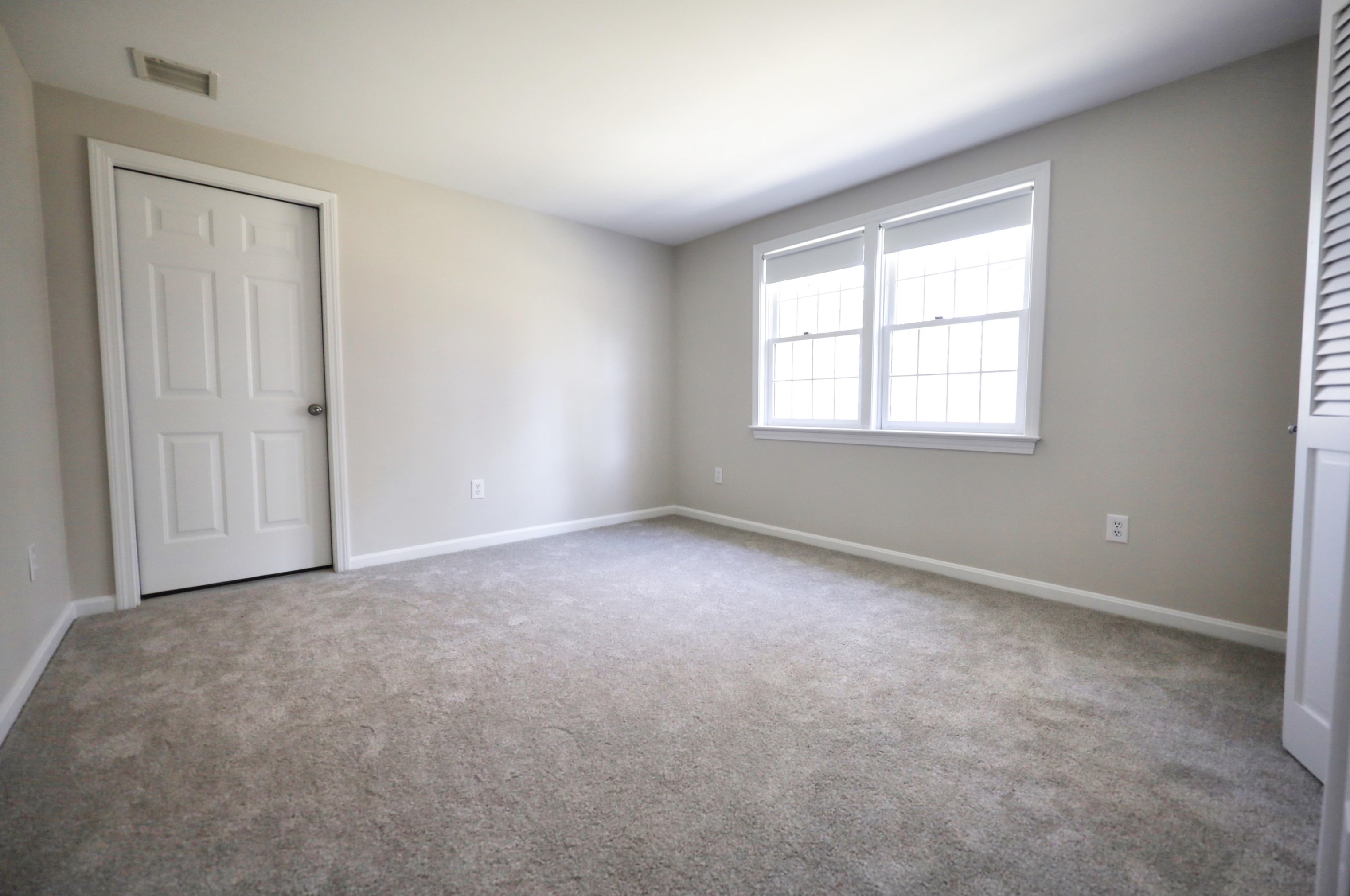 4 Mtn Vw Dr, Merrimack NH 03054-2316 exterior