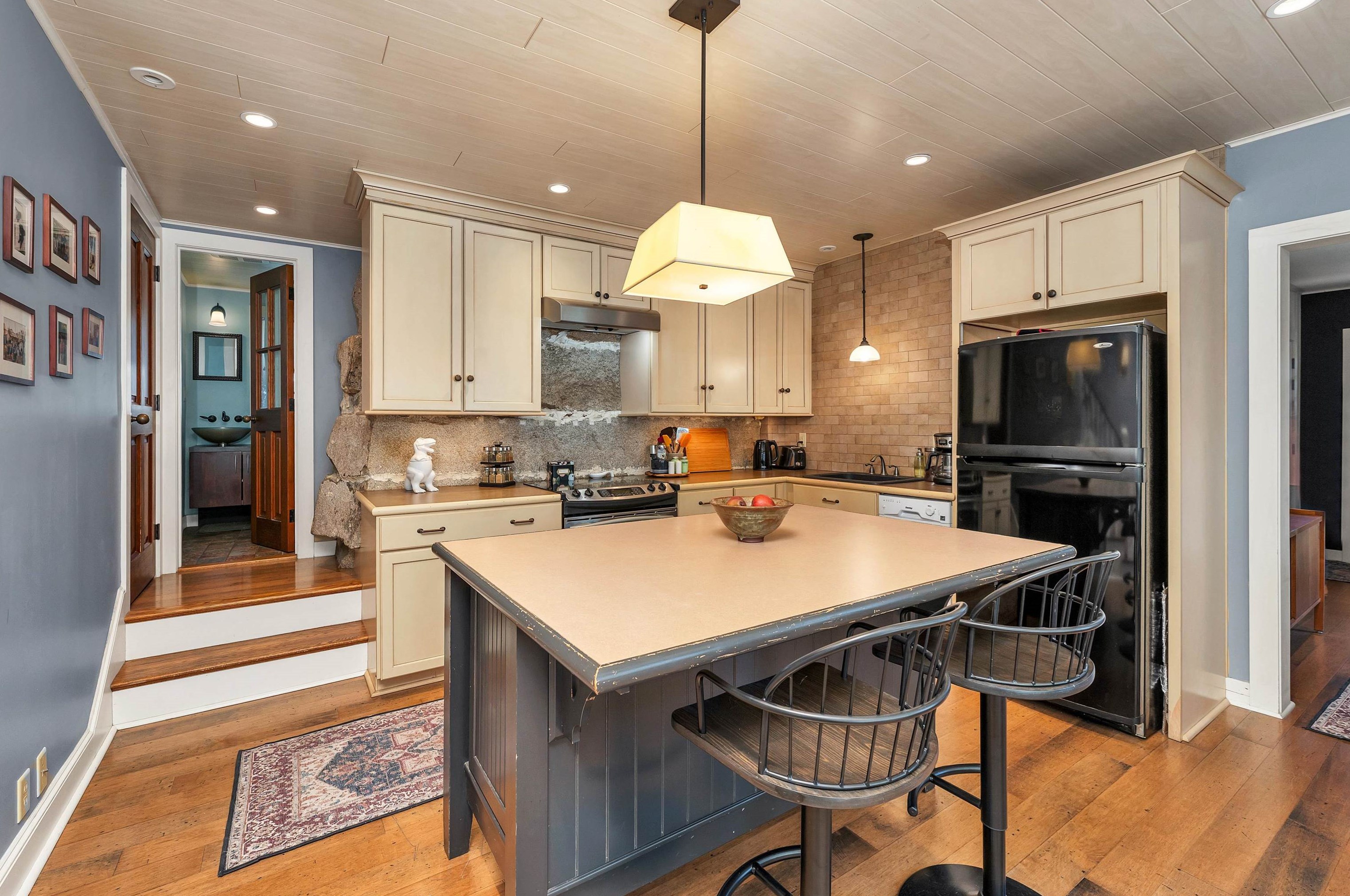 15 Main St, New Ipswich NH 03071-3714 exterior