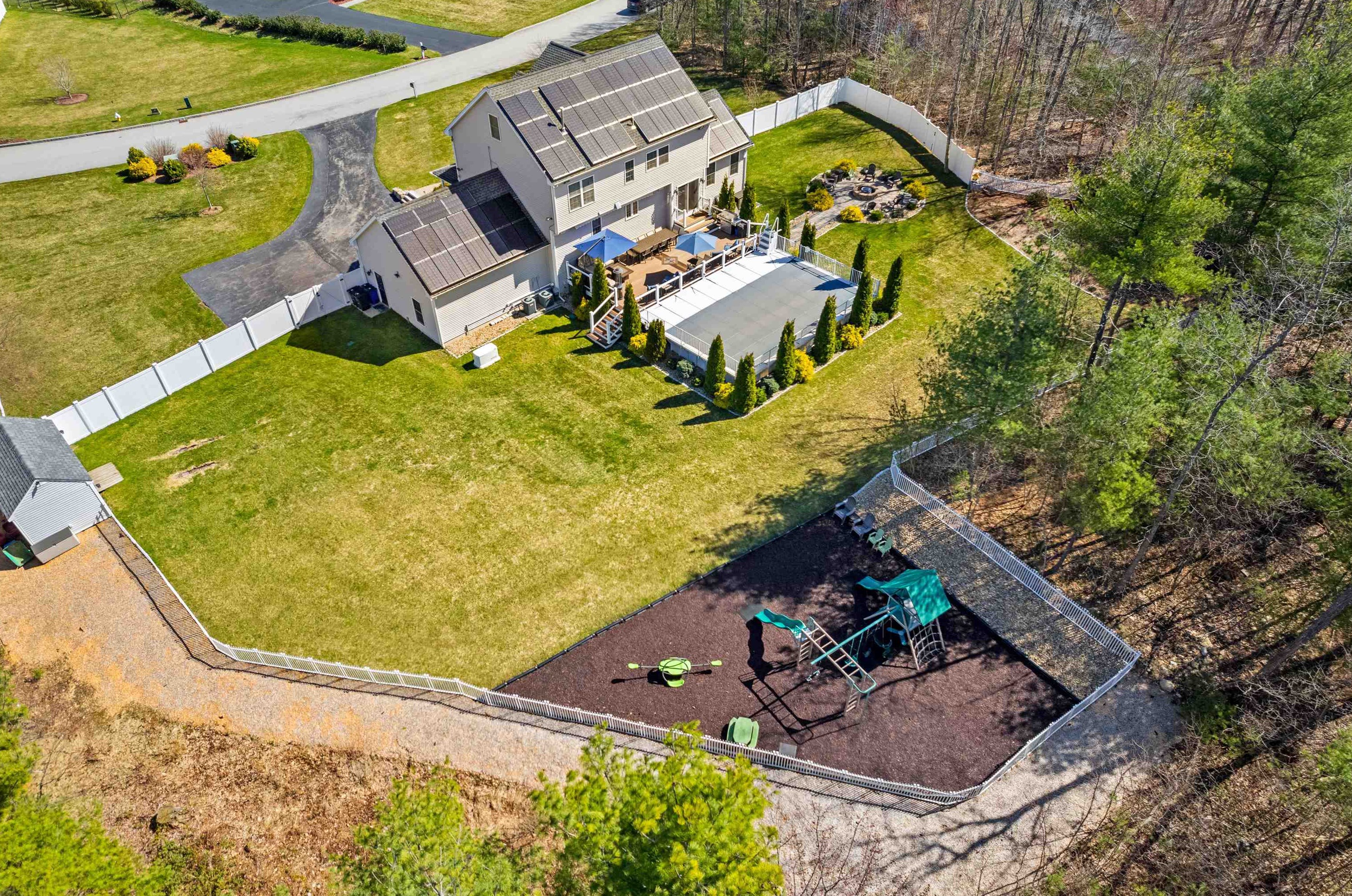 3 Harvest Dr, Derry NH 03038-4872 exterior