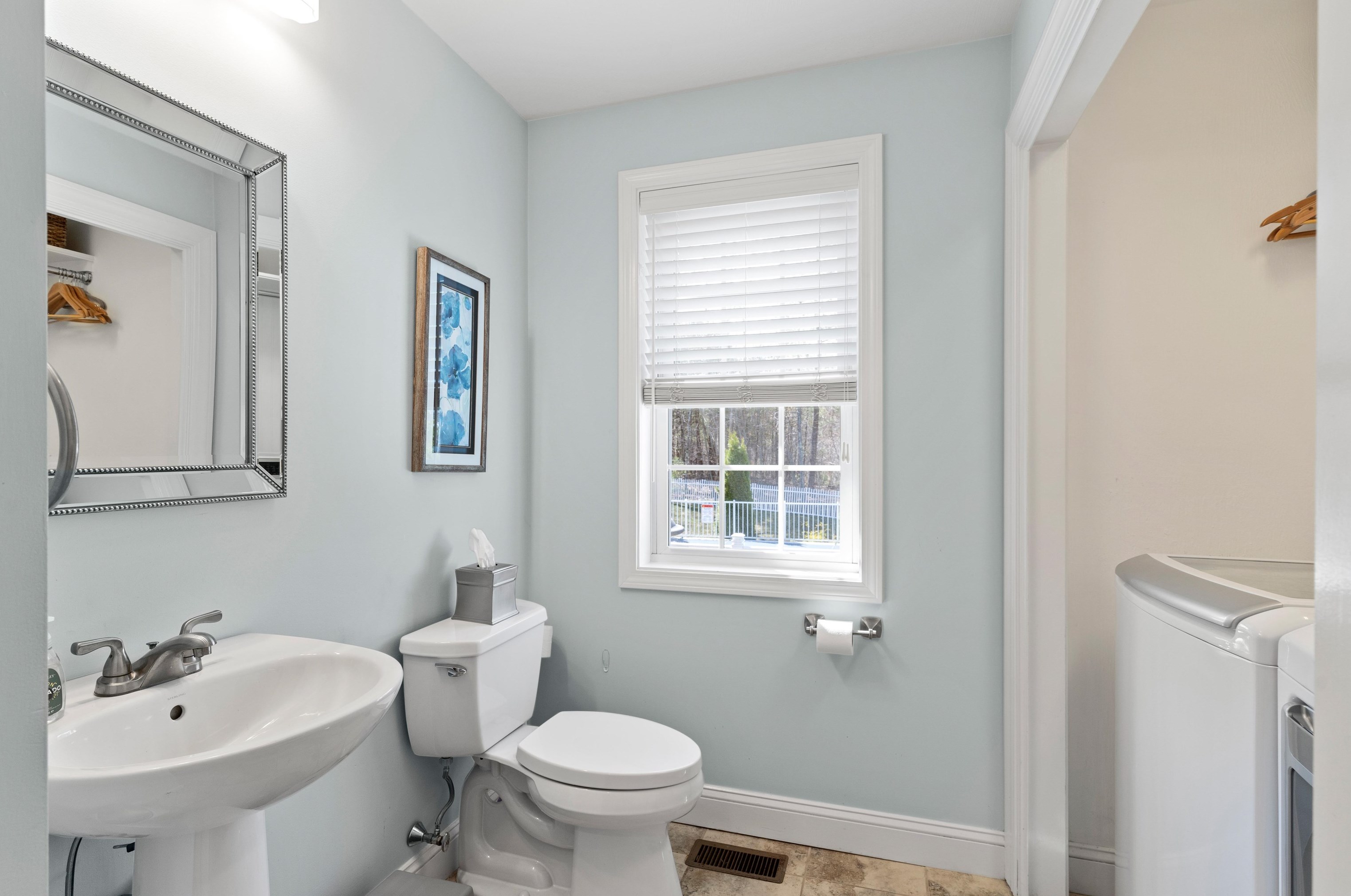 3 Harvest Dr, Derry NH 03038-4872 exterior